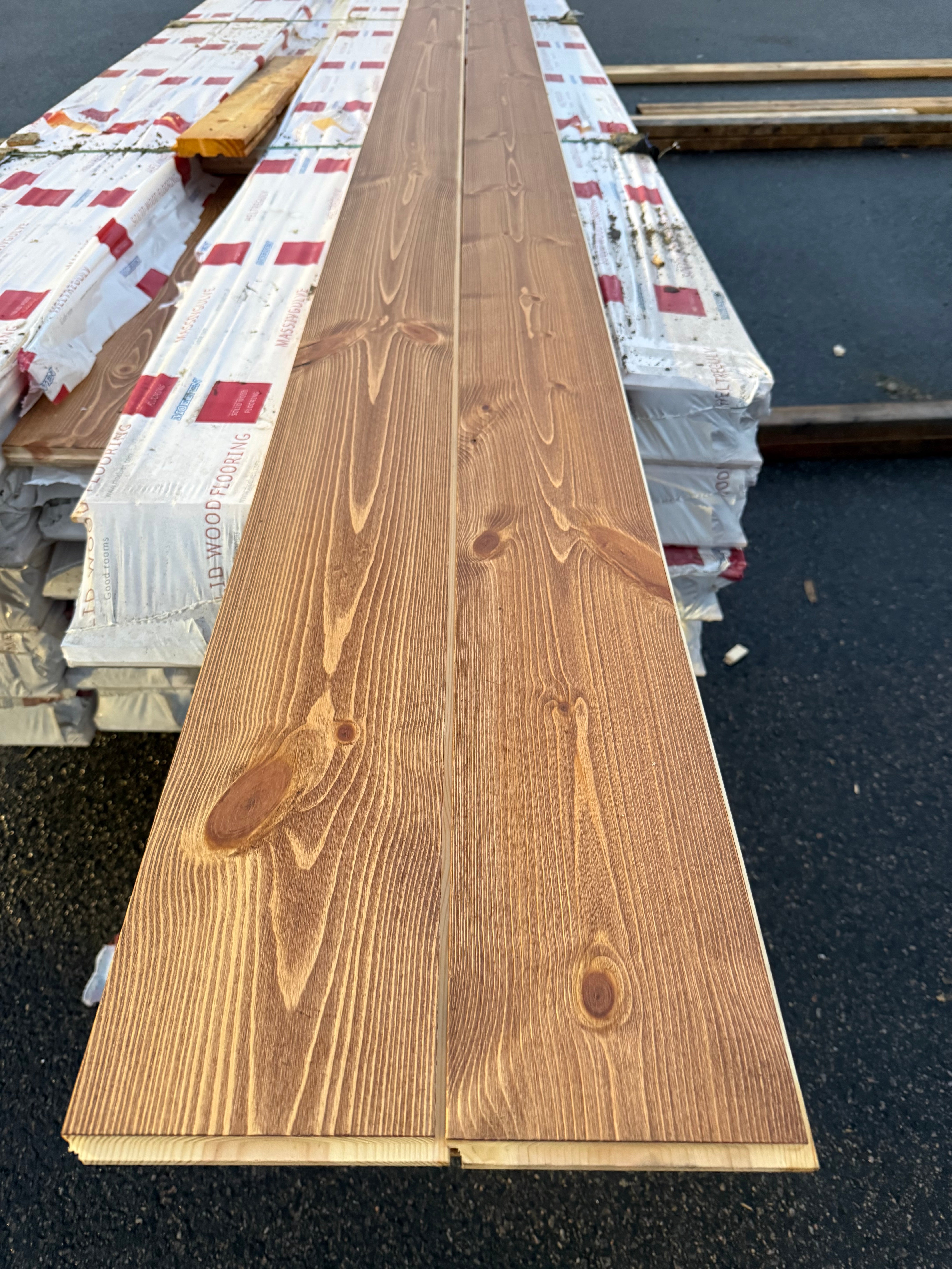 Massivt Golv 25x162 mm Borstad Cognac (Ekonomi Furu, Moelven) - Per bunt