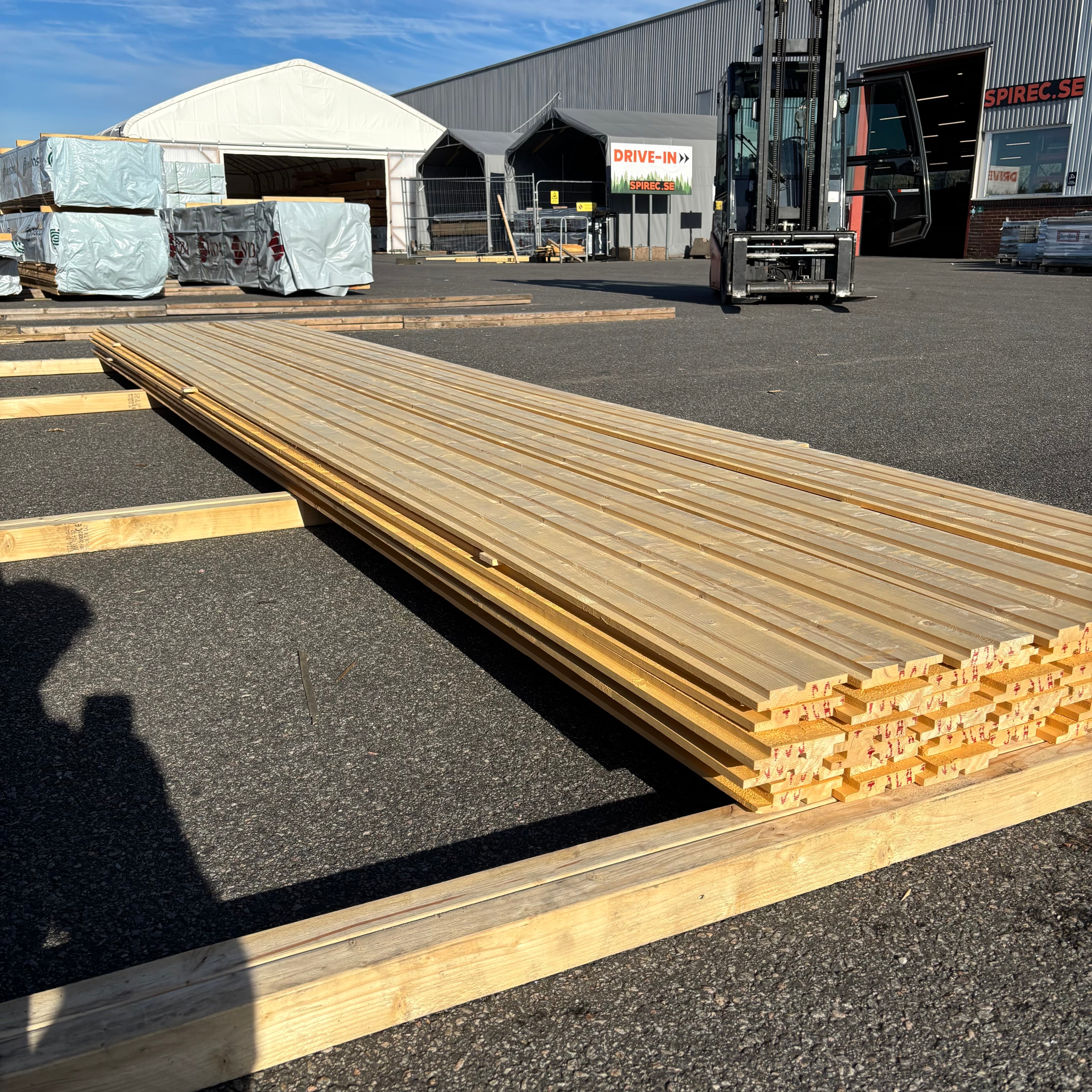 Paket Hakfalspanel 21x120mm – 52 st 5,40 m (grundmålad + mellanstruken gul)