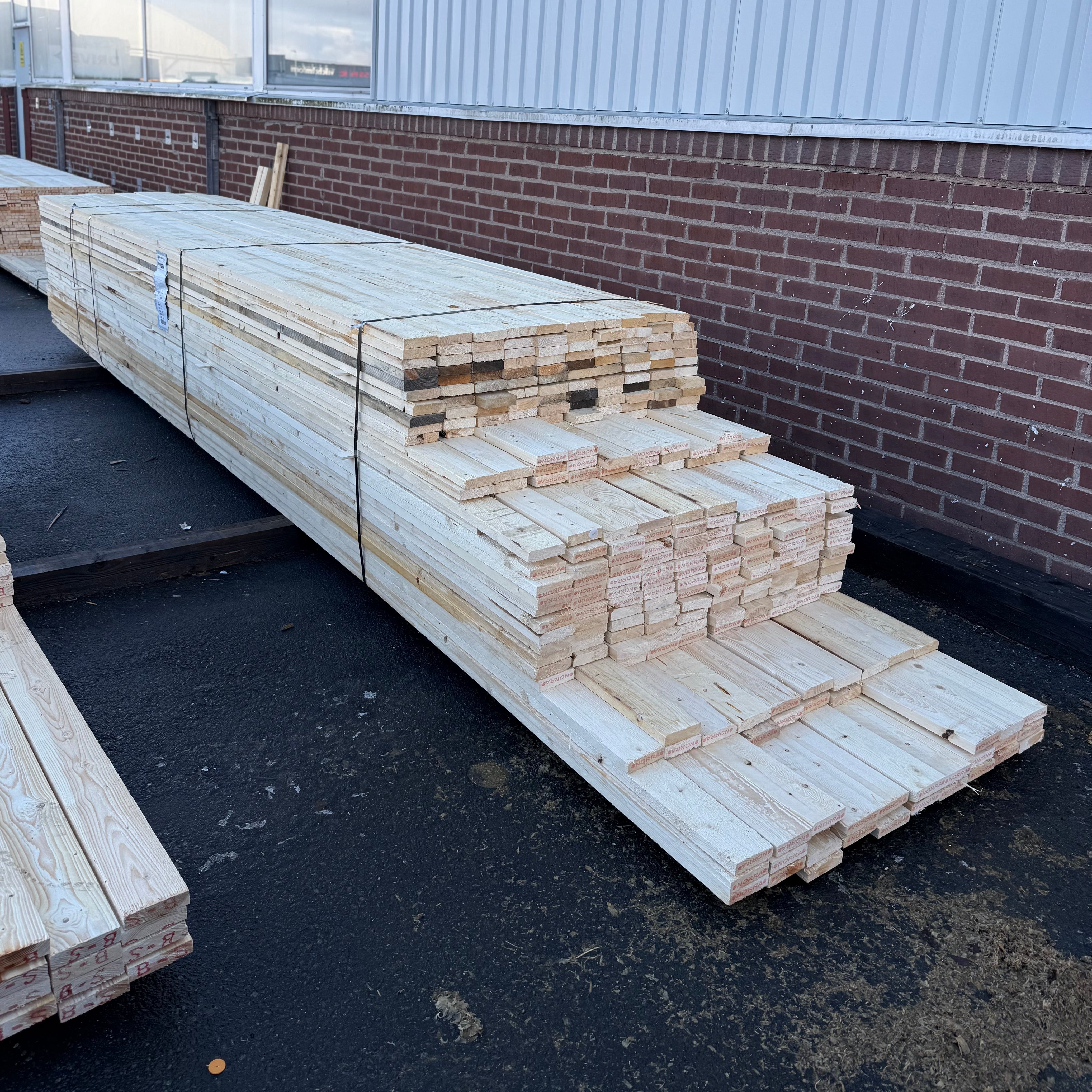 Paket Brädor 25x100mm Råsågade – 279 st (4,2–5,4 m, gran, obehandlad)