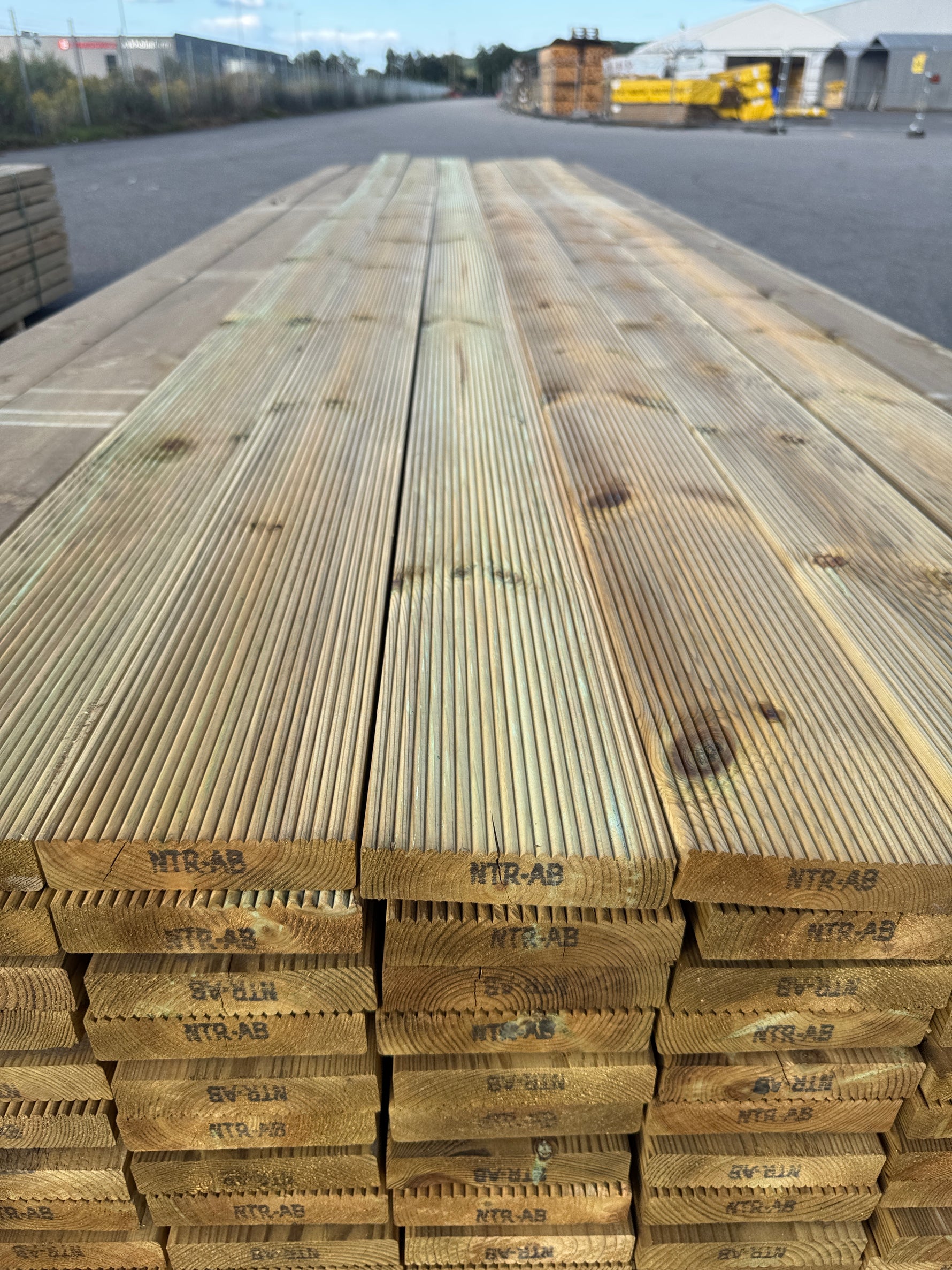 Paket Rillad Trall 28x120 – 144st – 4.20 m – NTR AB A-sortering