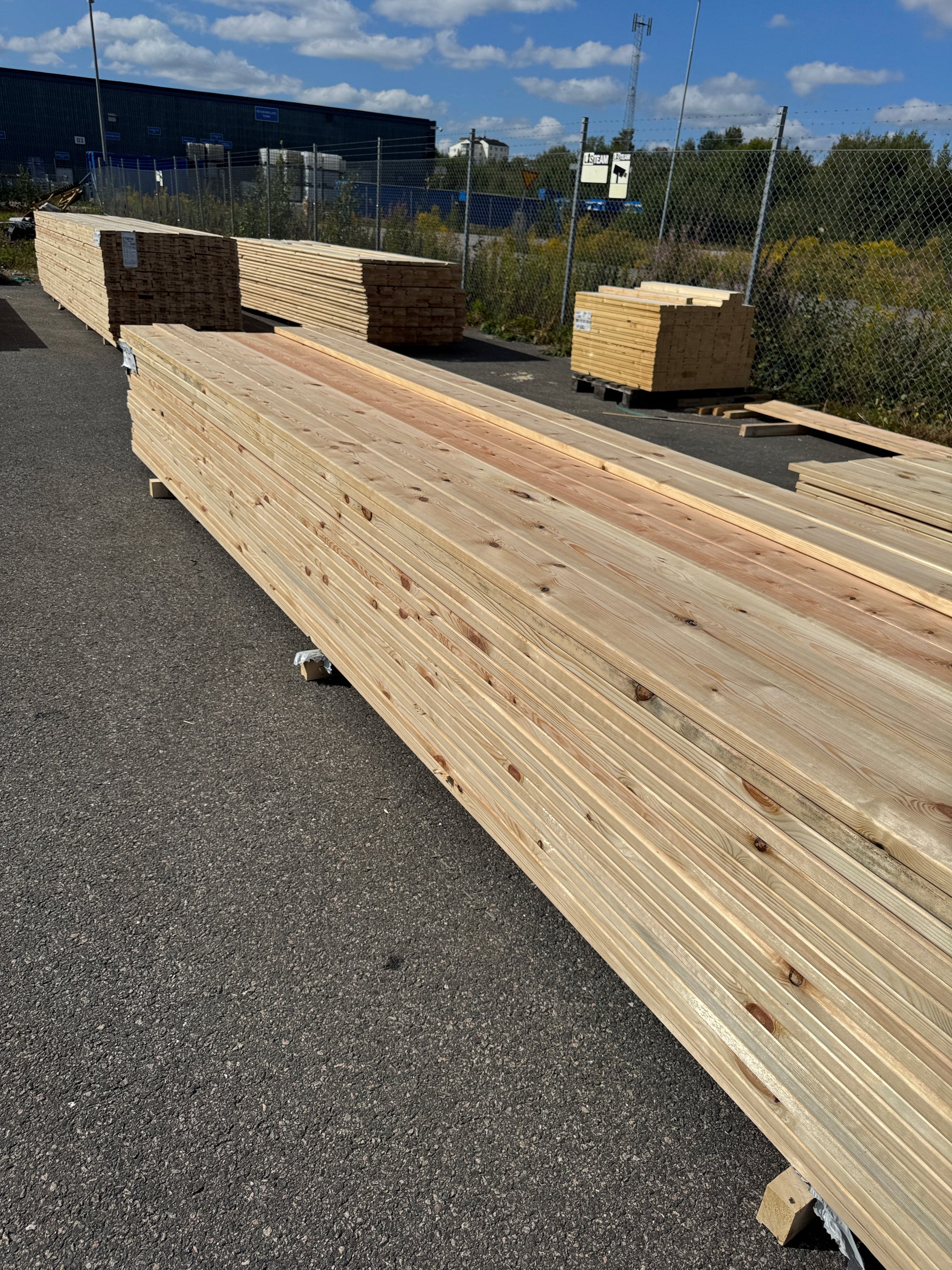 Paket Hyvlad 28x145 – 135st – 4.50–5.40 m – ANDRASORTERING
