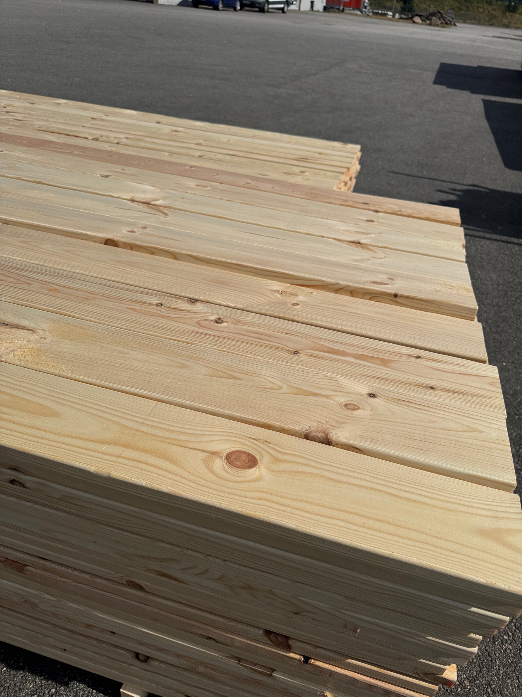 Paket Hyvlad 28x120 – 270st – 4.20–4.50 m – ANDRASORTERING