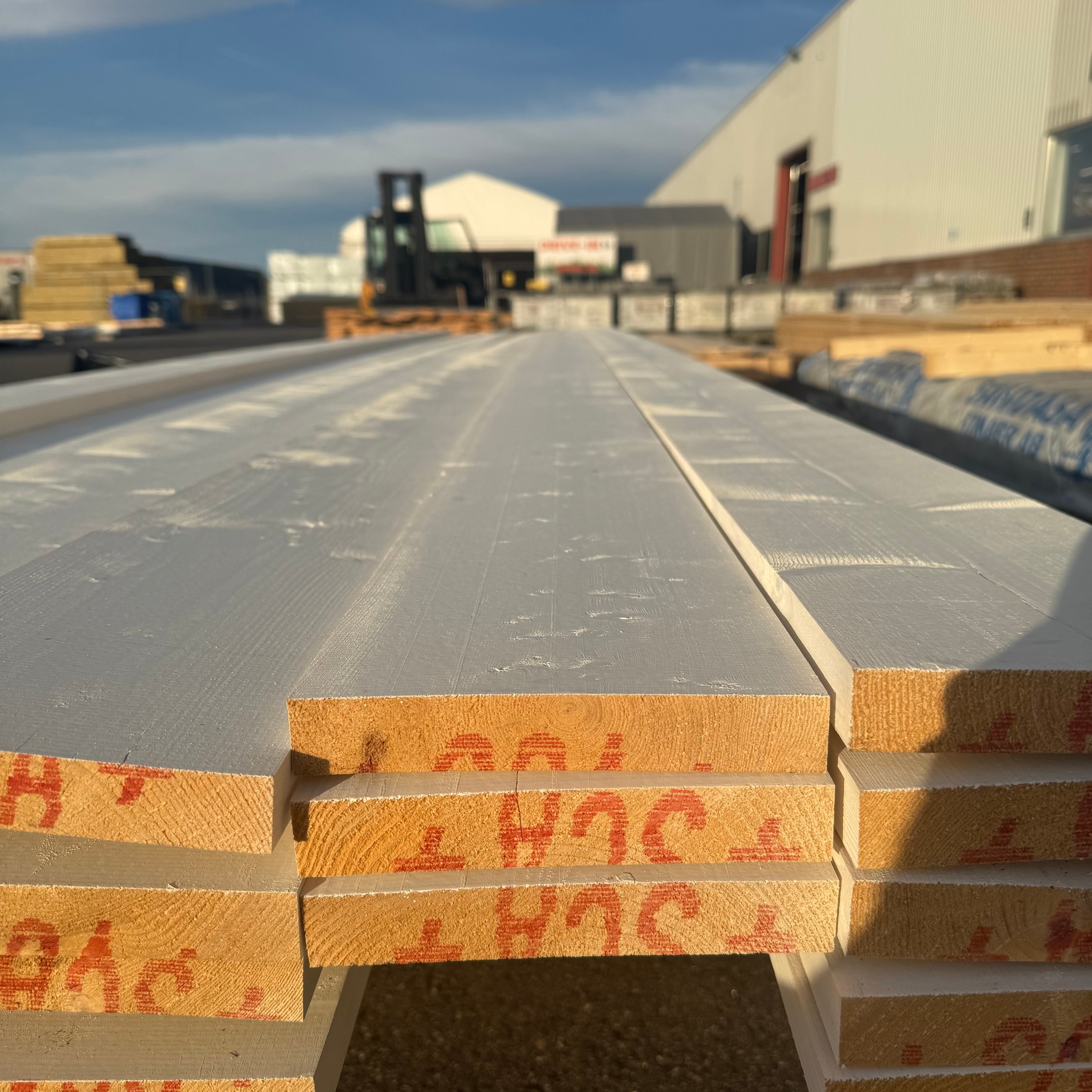 Paket Hyvlad Panel 28x170mm Vit – 90 st (4,8–5,4 m, gran, grundmålad)