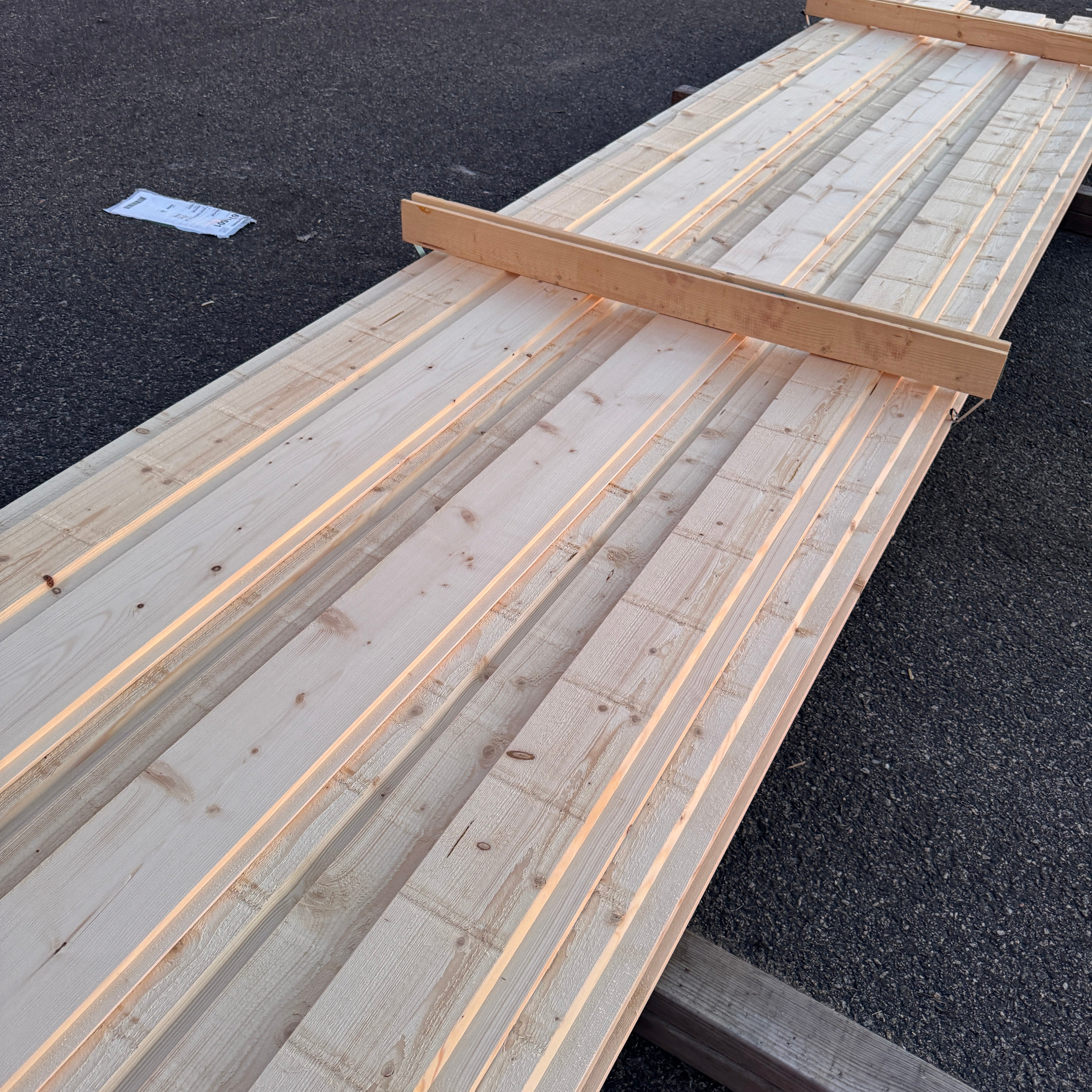Paket Ytterpanel 22x145mm Falsad Spårpanel – 32 st 5,40 m (revor, obehandlad)