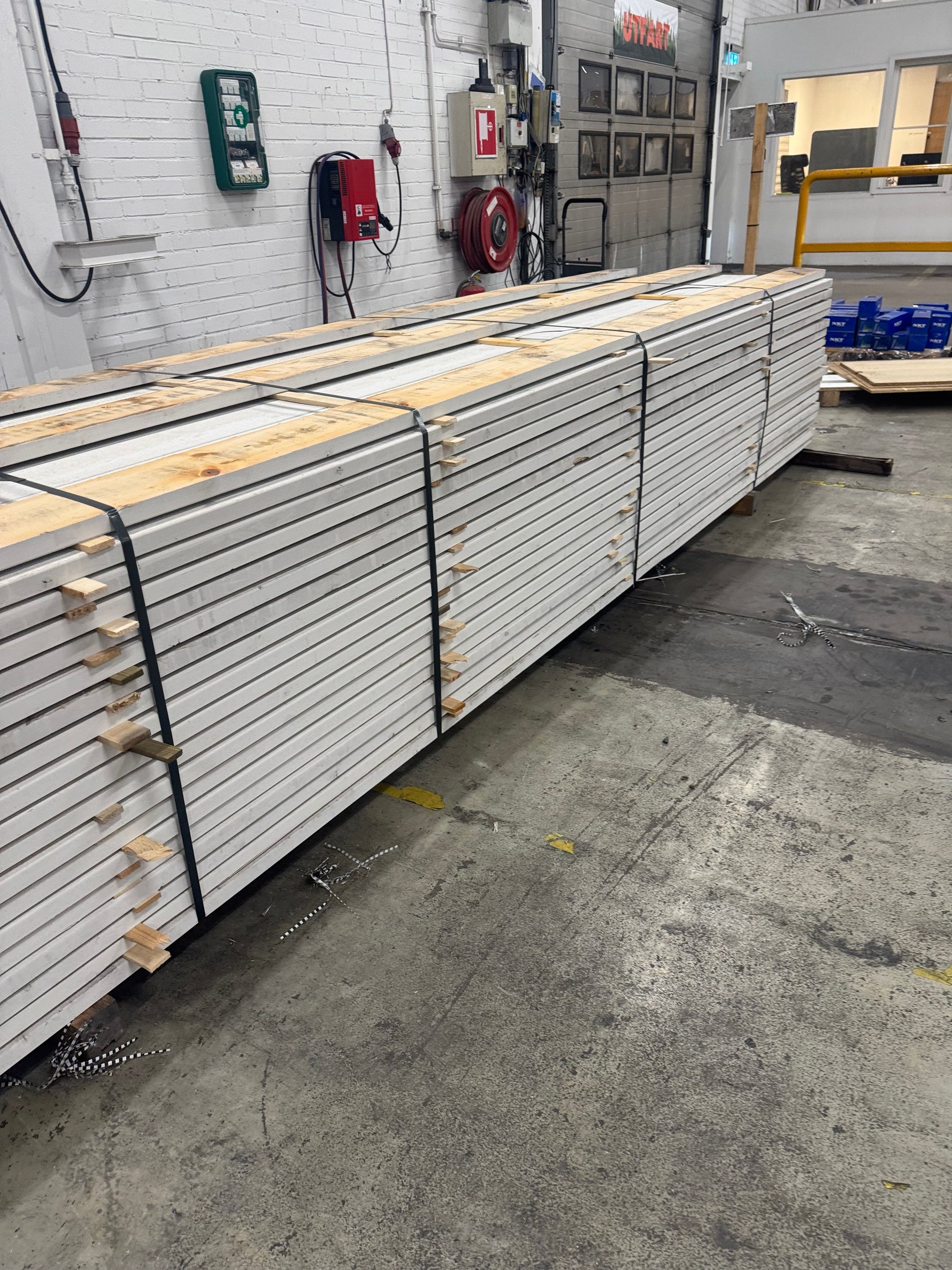 Paket Finsågad Panel 28x145mm- 4.20m, 129st vit/ljusgrå - Spirec
