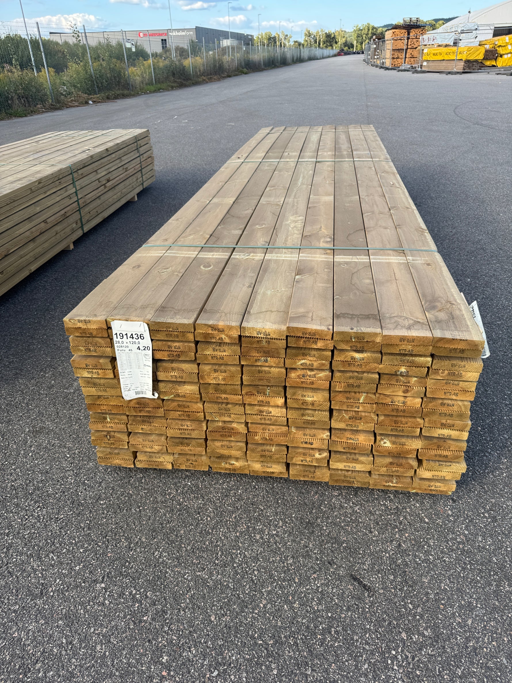 Paket Rillad Trall 28x120 – 144st – 4.20 m – NTR AB A-sortering