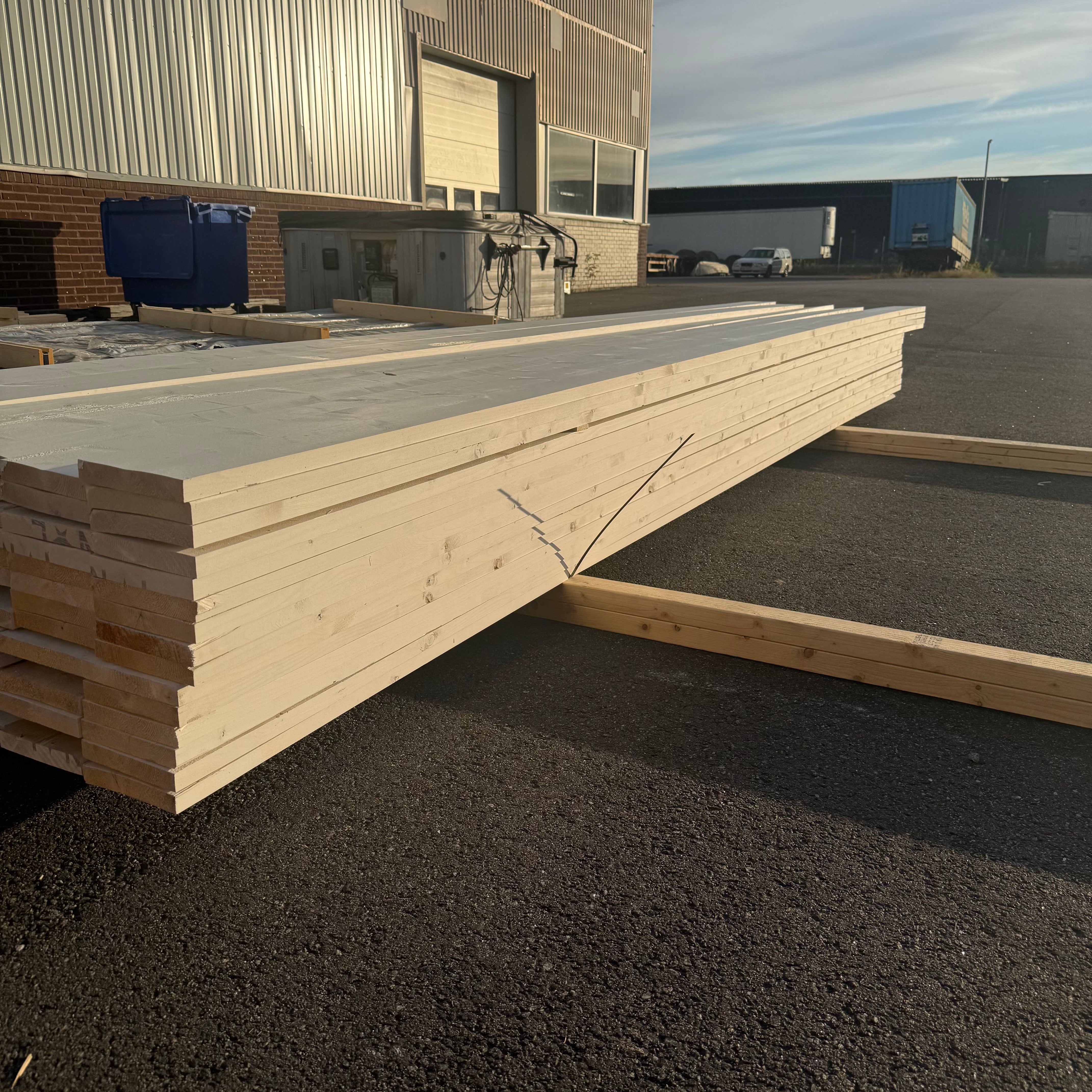Paket Hyvlad Panel 28x170mm Vit – 90 st (4,8–5,4 m, gran, grundmålad)