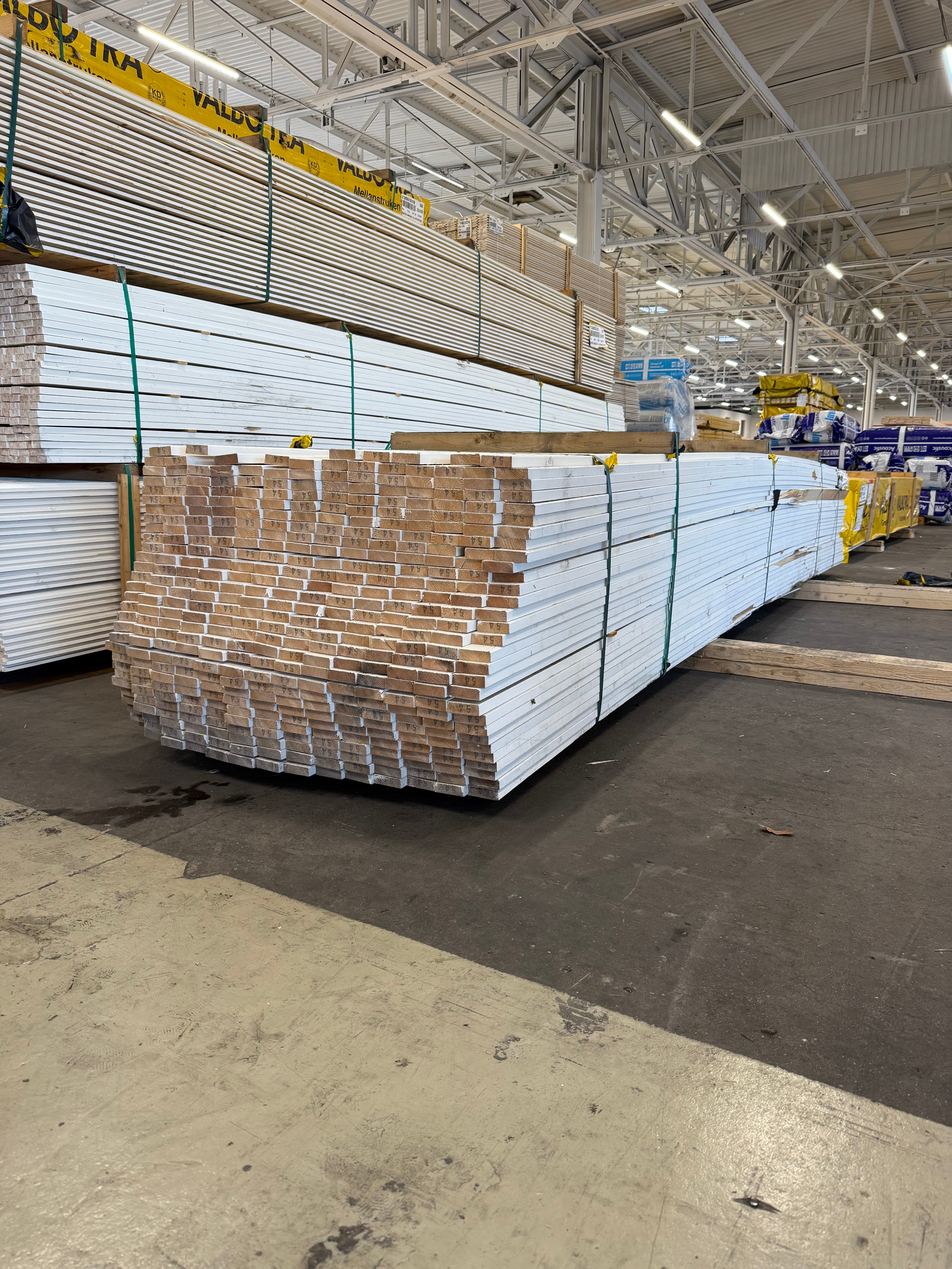 Finsågad Bräda 22x70mm - Vitmålad Gran (Grund + Mellanstruken)