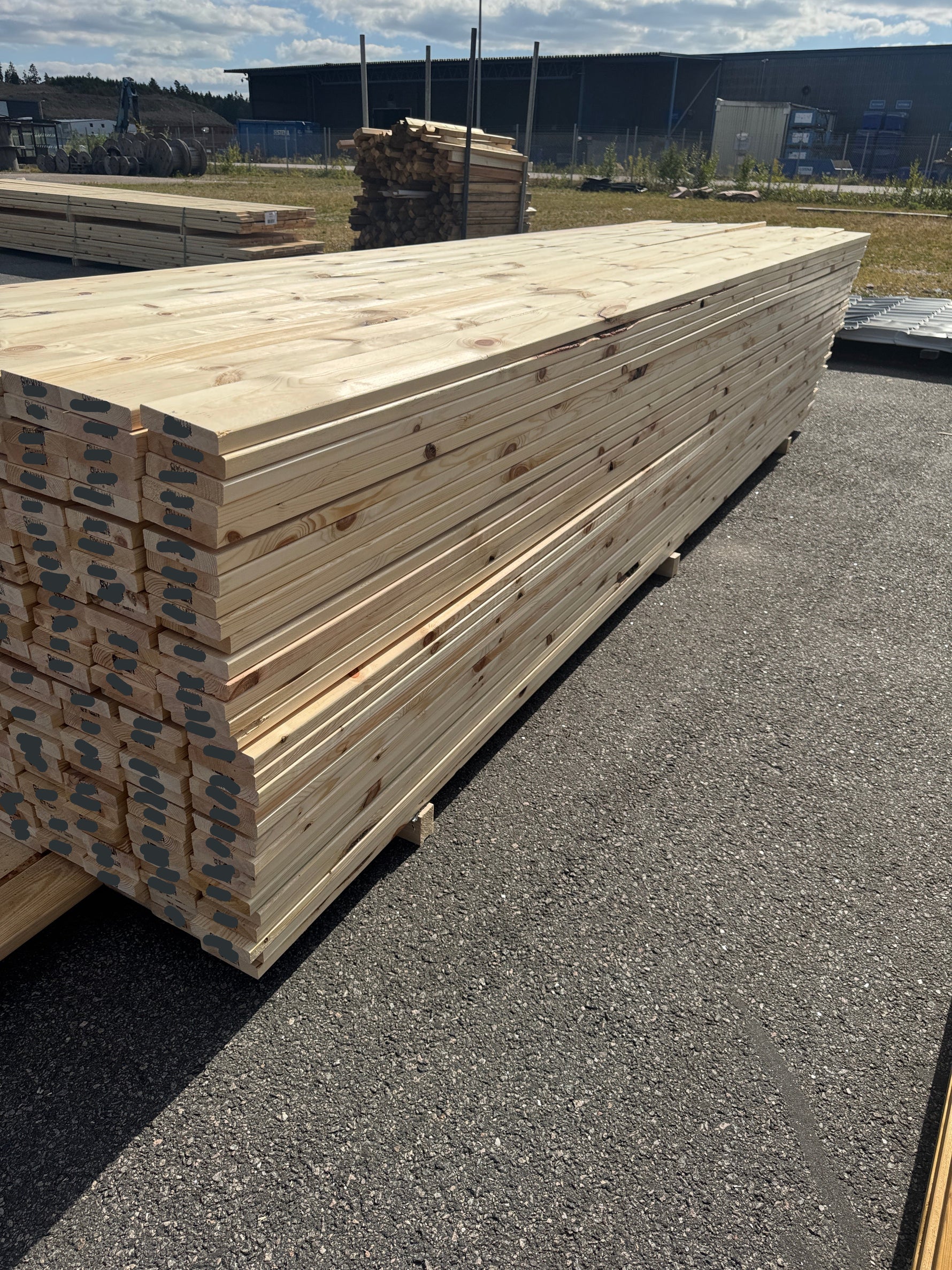 Paket Hyvlad 28x120 – 270st – 4.20–4.50 m – ANDRASORTERING