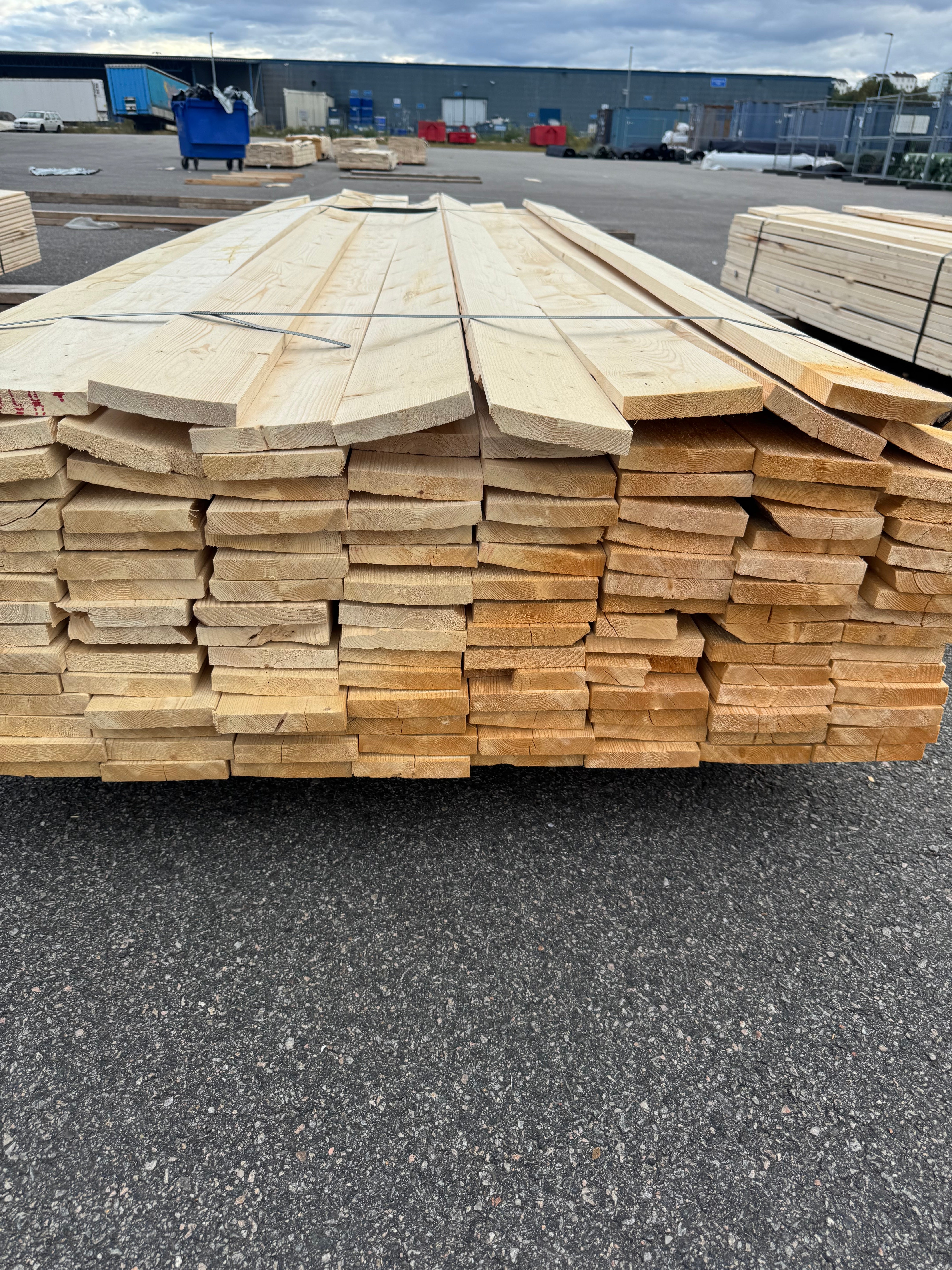 Paket Finsågad Panel 22x120mm 137st 2.99–5.40m – Andra sortering