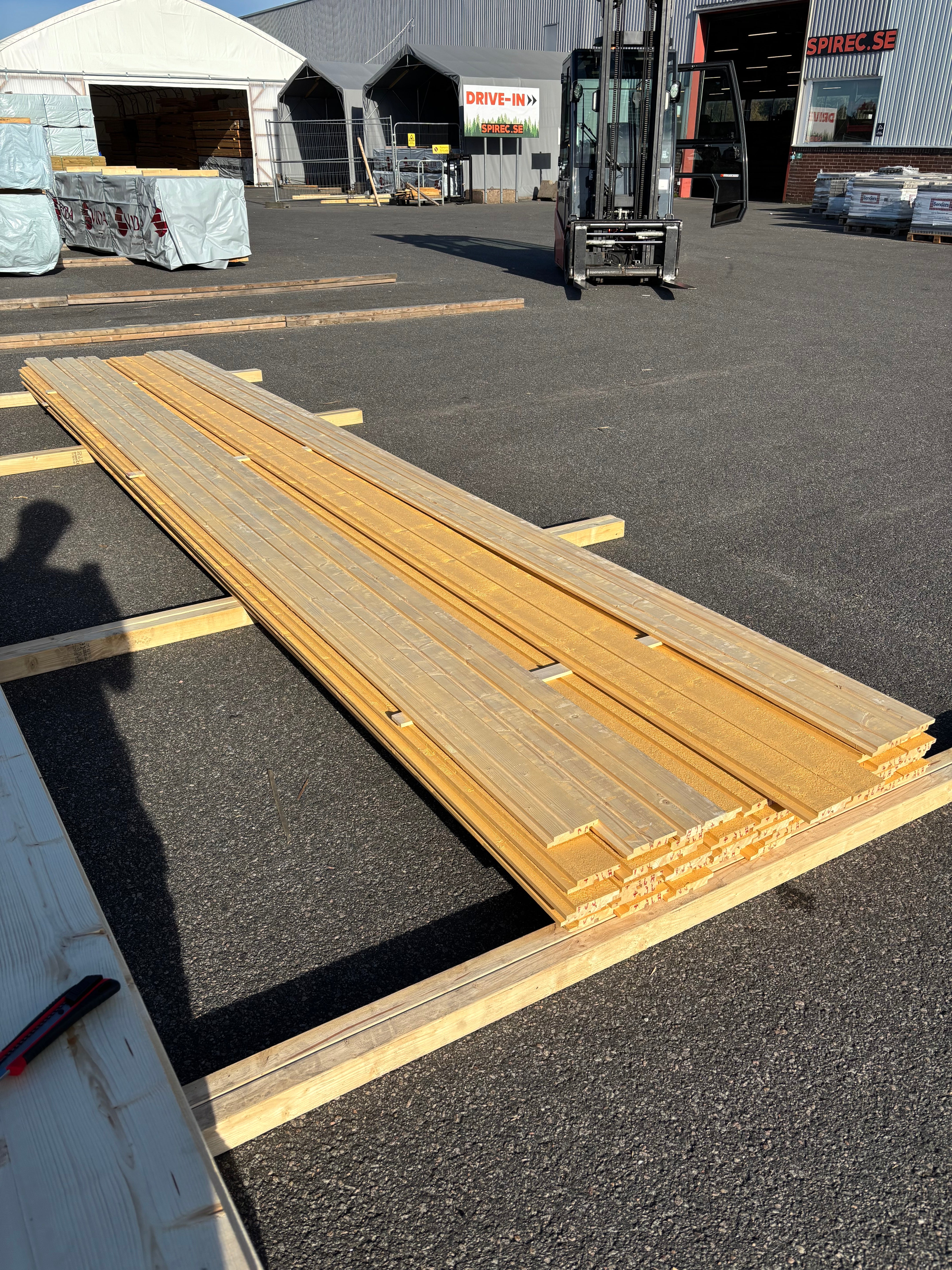 Paket Hakfalspanel 21x120mm – 52 st 5,40 m (grundmålad + mellanstruken gul)