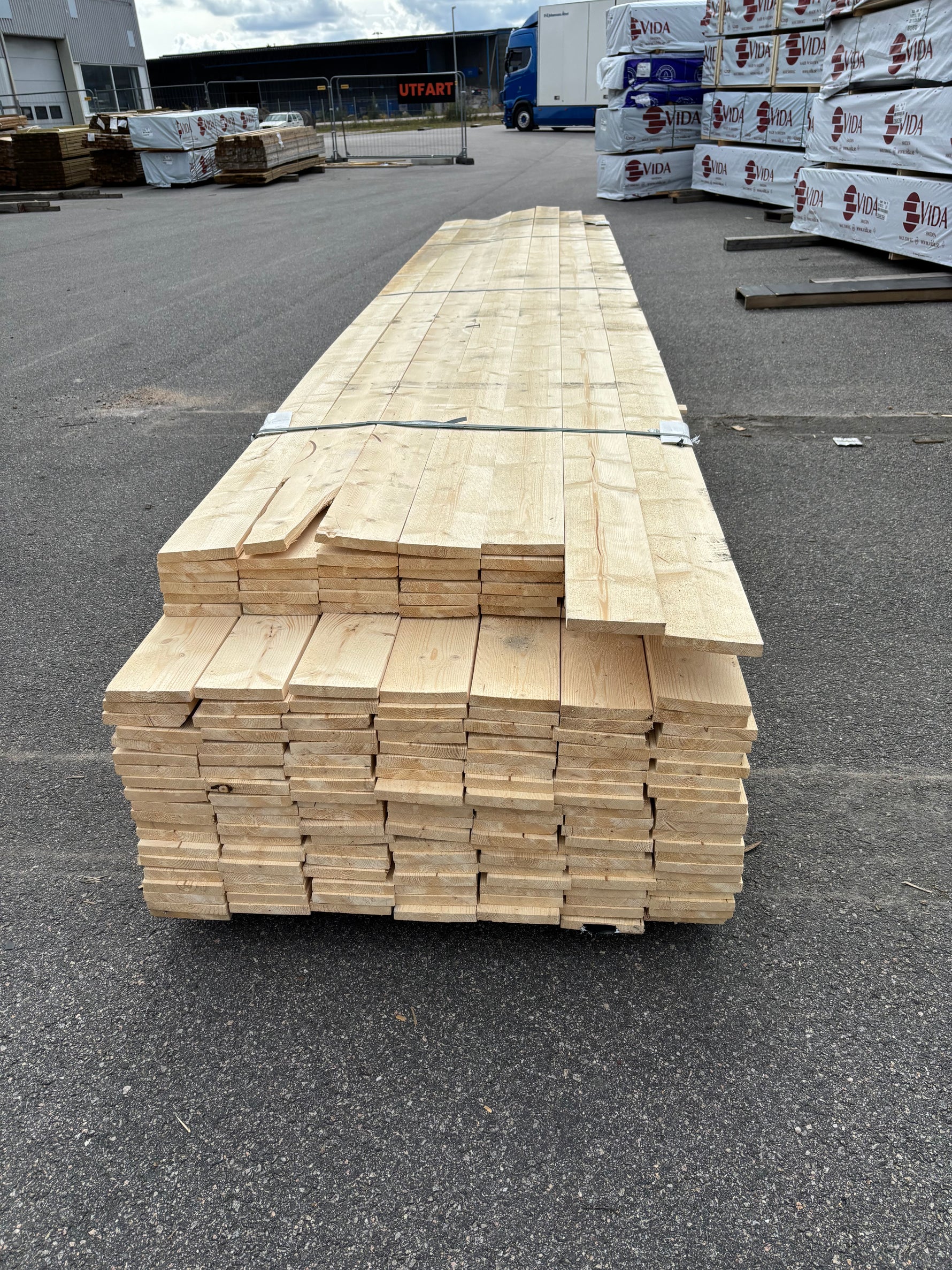 Paket Finsågade Brädor 22x145 mm – 5,10–5,40 m (B-sortering)