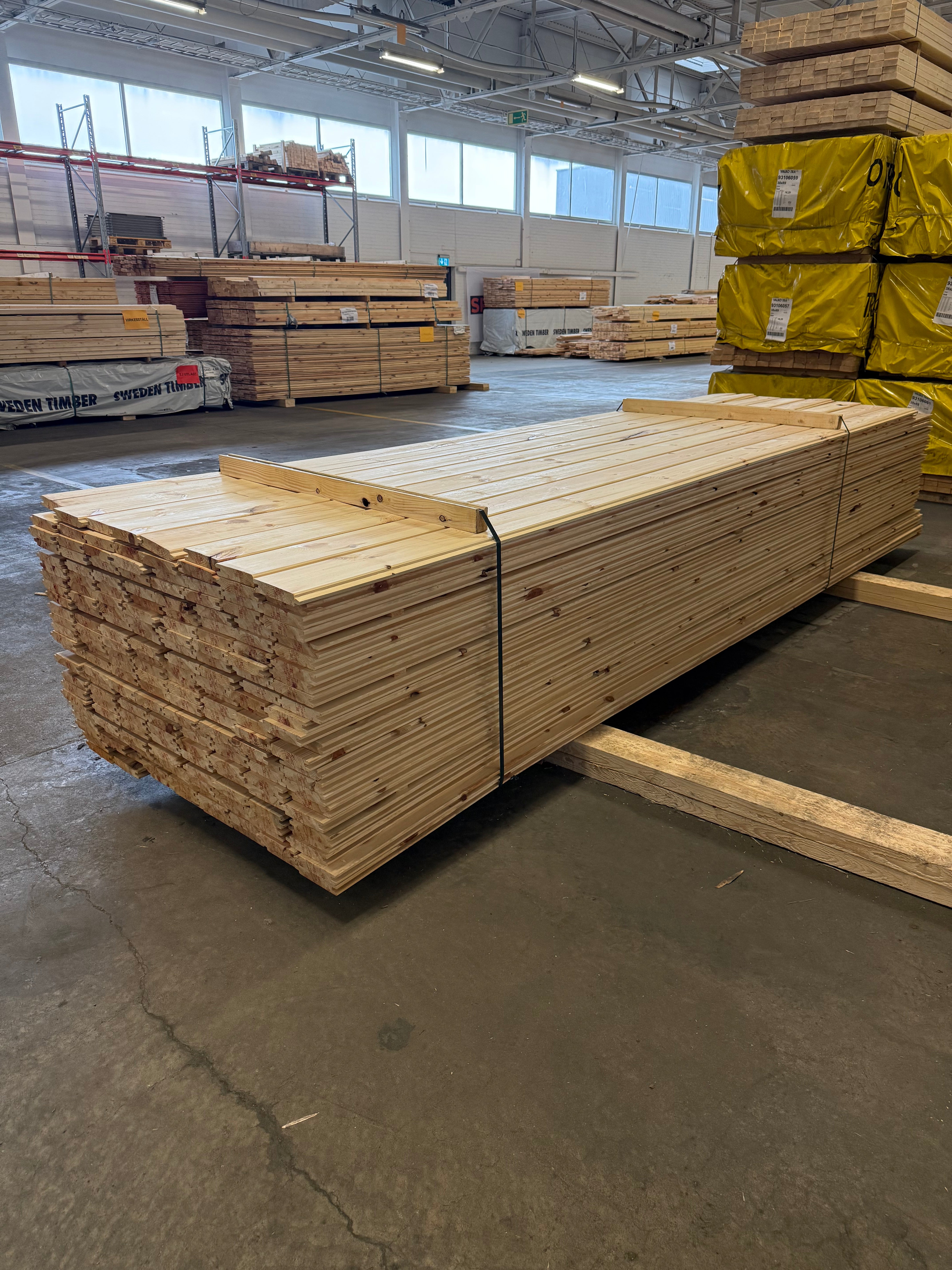 Paket Hyvlad Panel 27x145 – 190 st (4.20 m & 3.9 m) – Obehandlad Furu (Andrasortering)