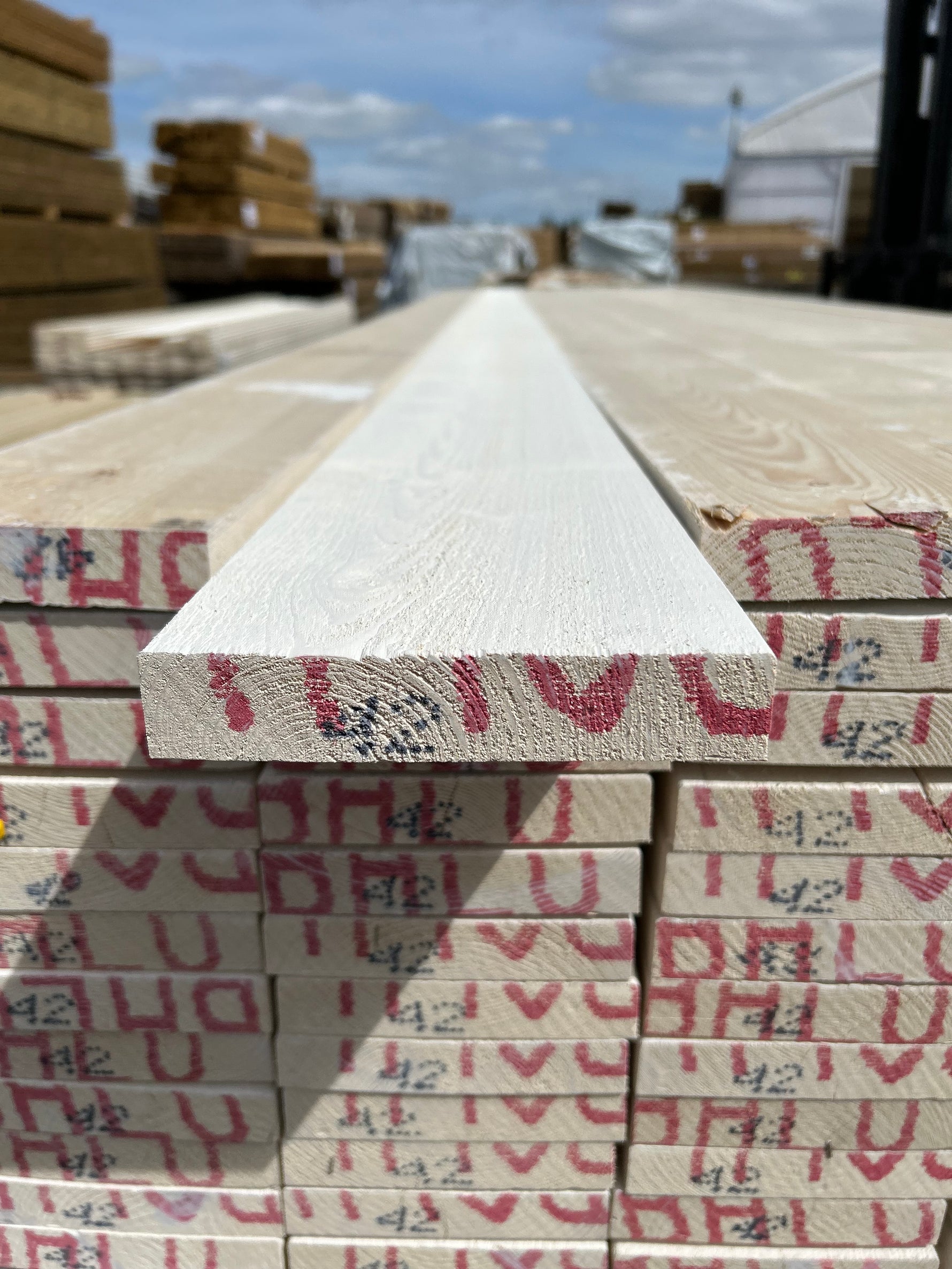 Paket Finsågade Brädor 28x145mm 133st 4.20m Grundmålad
