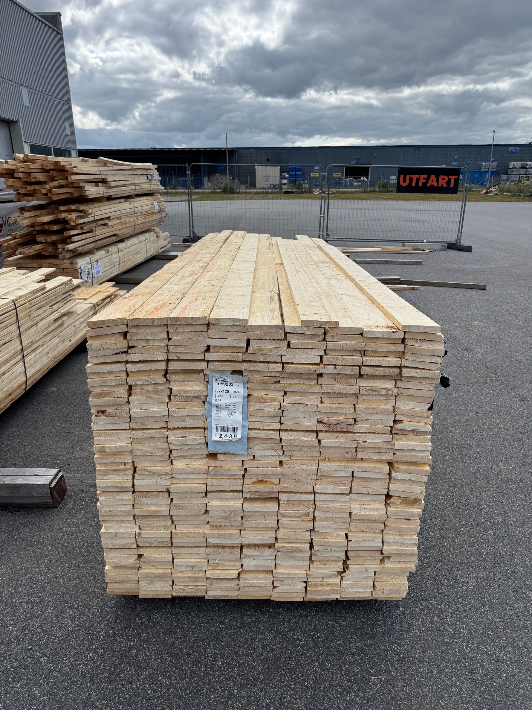 Paket Råsågade Brädor 22×125 mm – 411 st (2,40-3,90m)