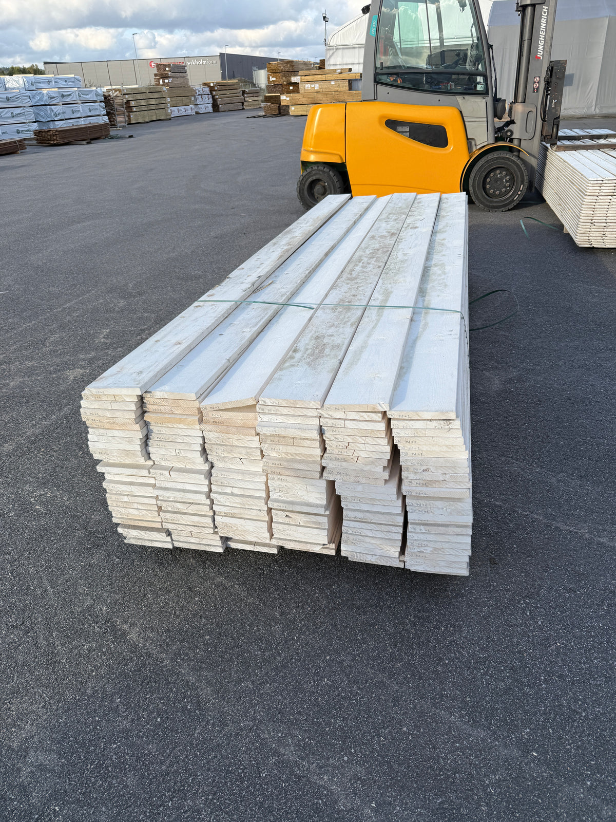 Paket Grundmålade Brädor 22x170mm 3,30m 153st (Fuktskadad)