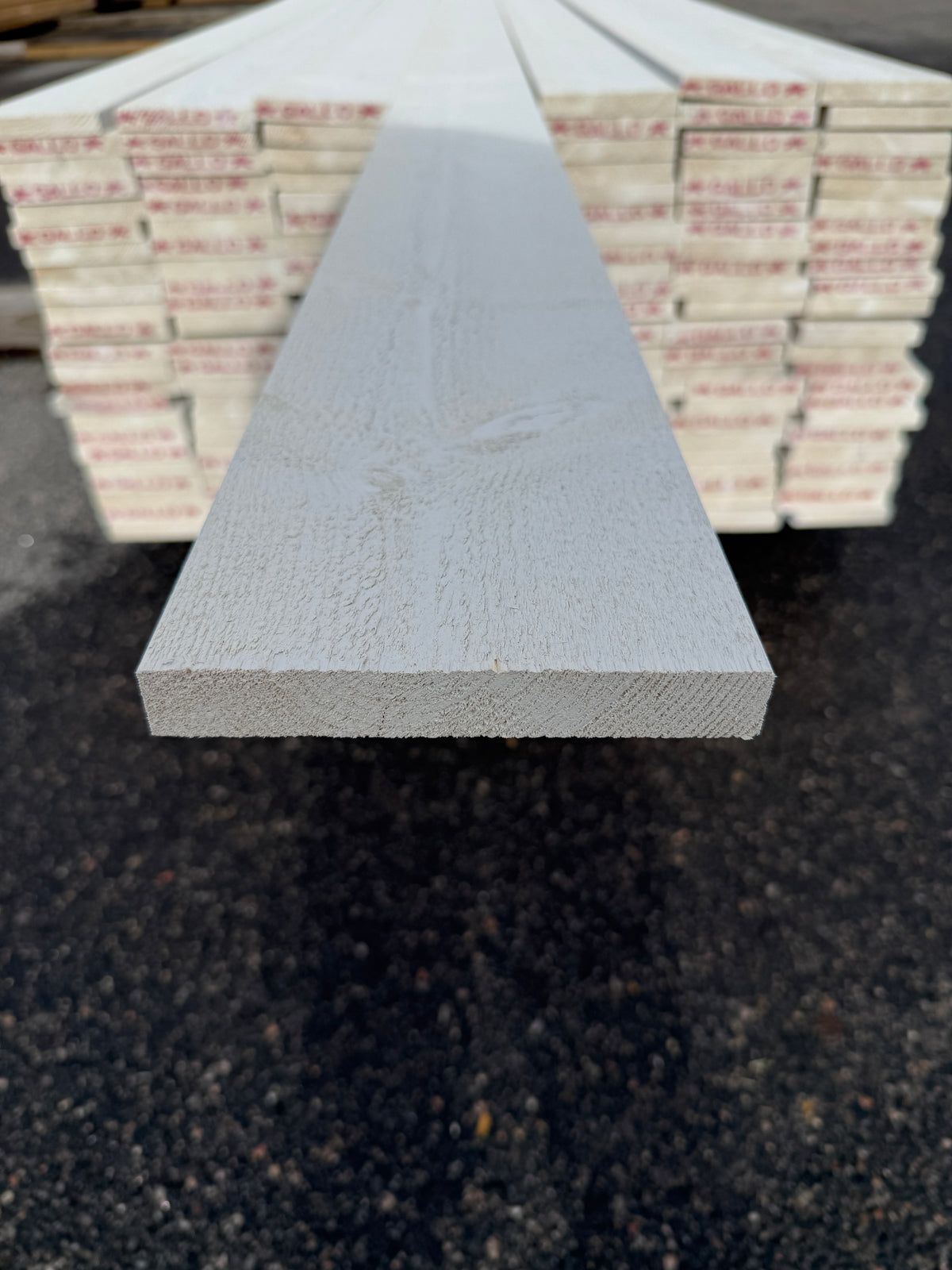 Finsågade Brädor 22x145mm 4,50m – Grundmålade (Säljs per styck)