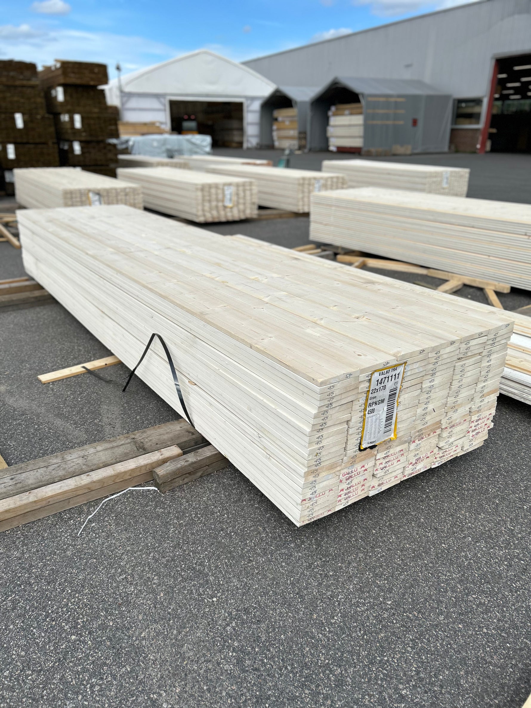 Paket Finsågade Brädor 22x170mm 4,50m 150st Grundmålade
