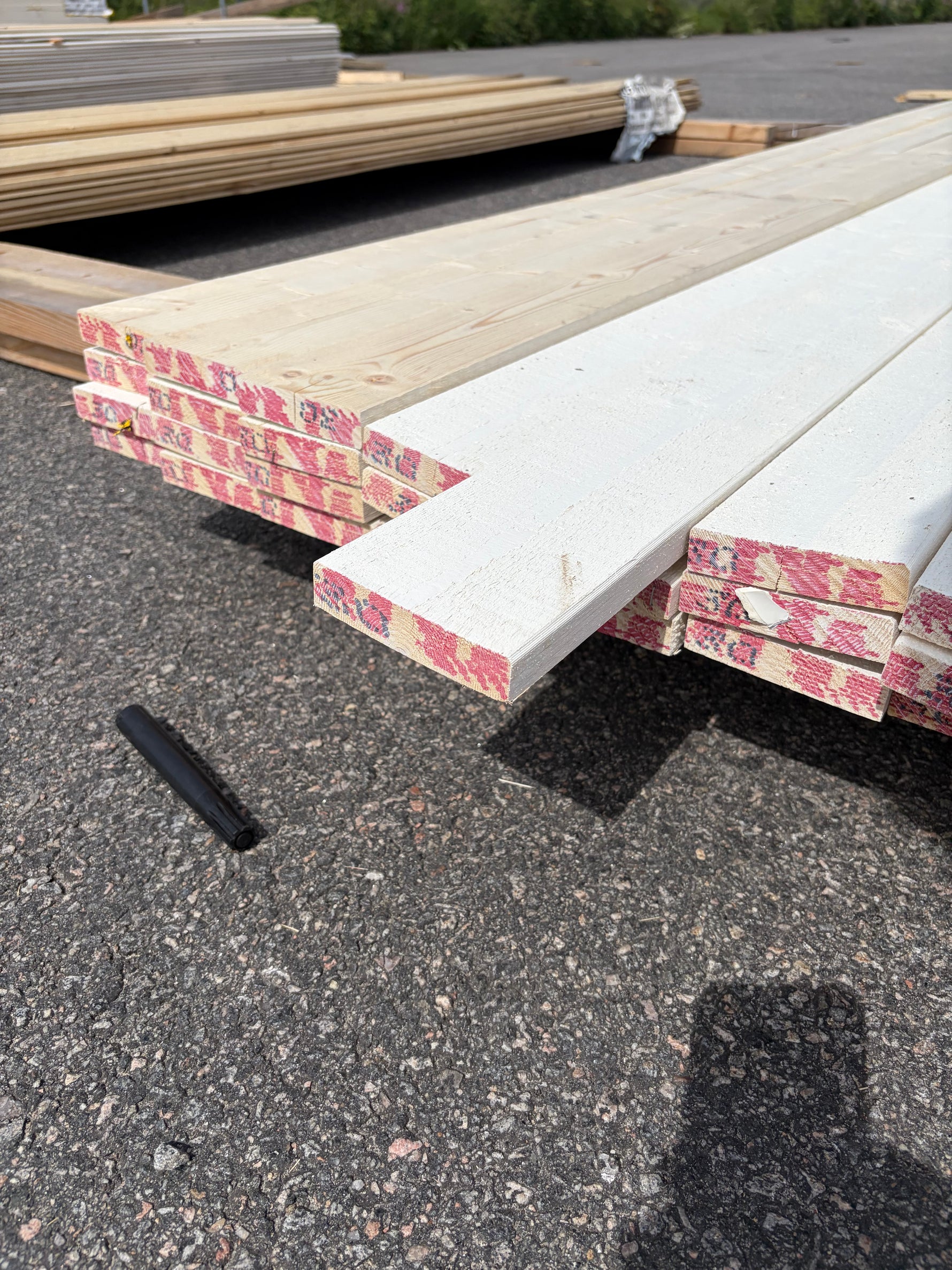 Paket Finsågade Brädor 22x95mm, 39st 3.0m Grundmålad