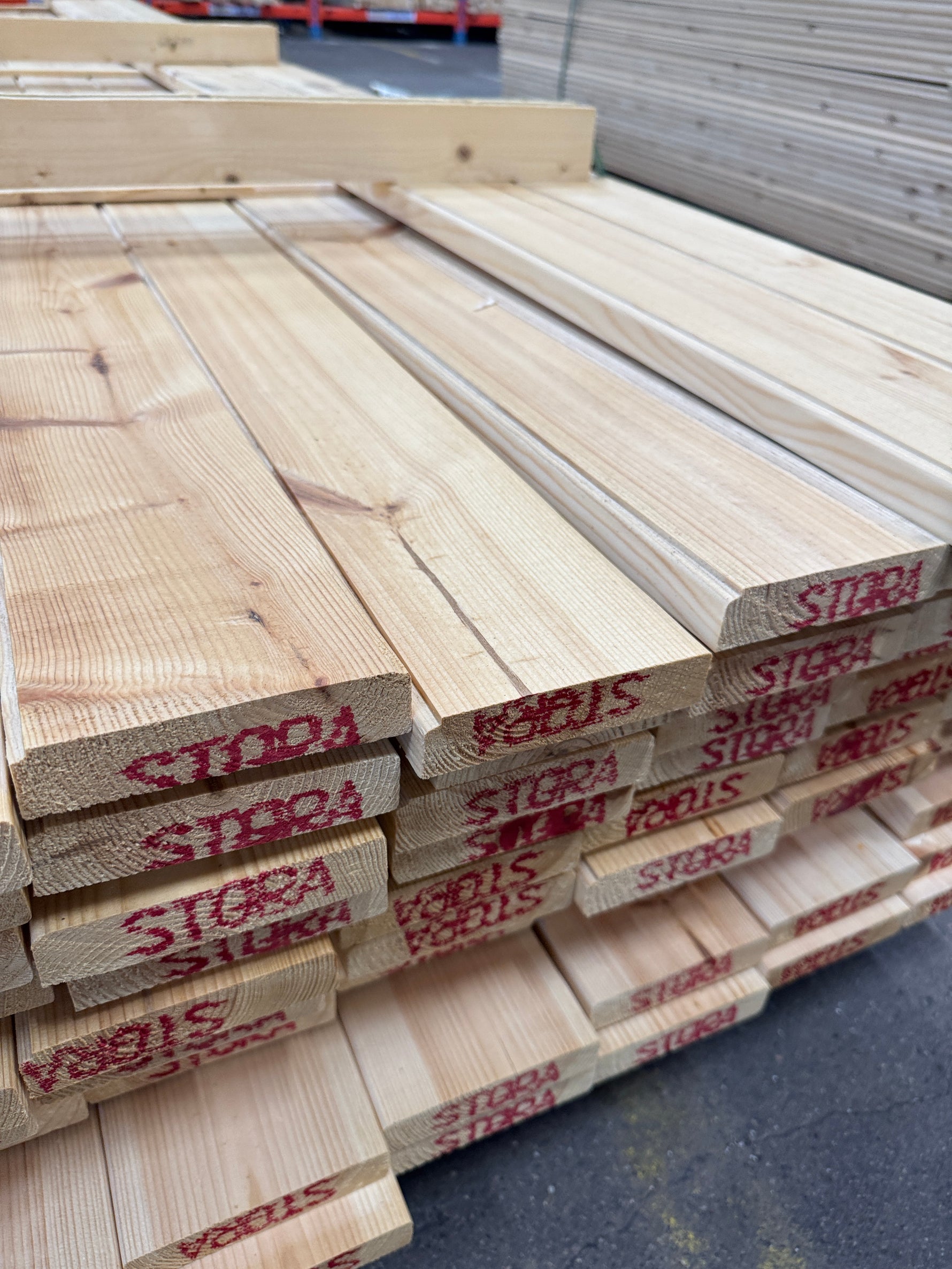 Paket Hyvlade Brädor 28x120mm 3,60m – 95 st Felhyvlade