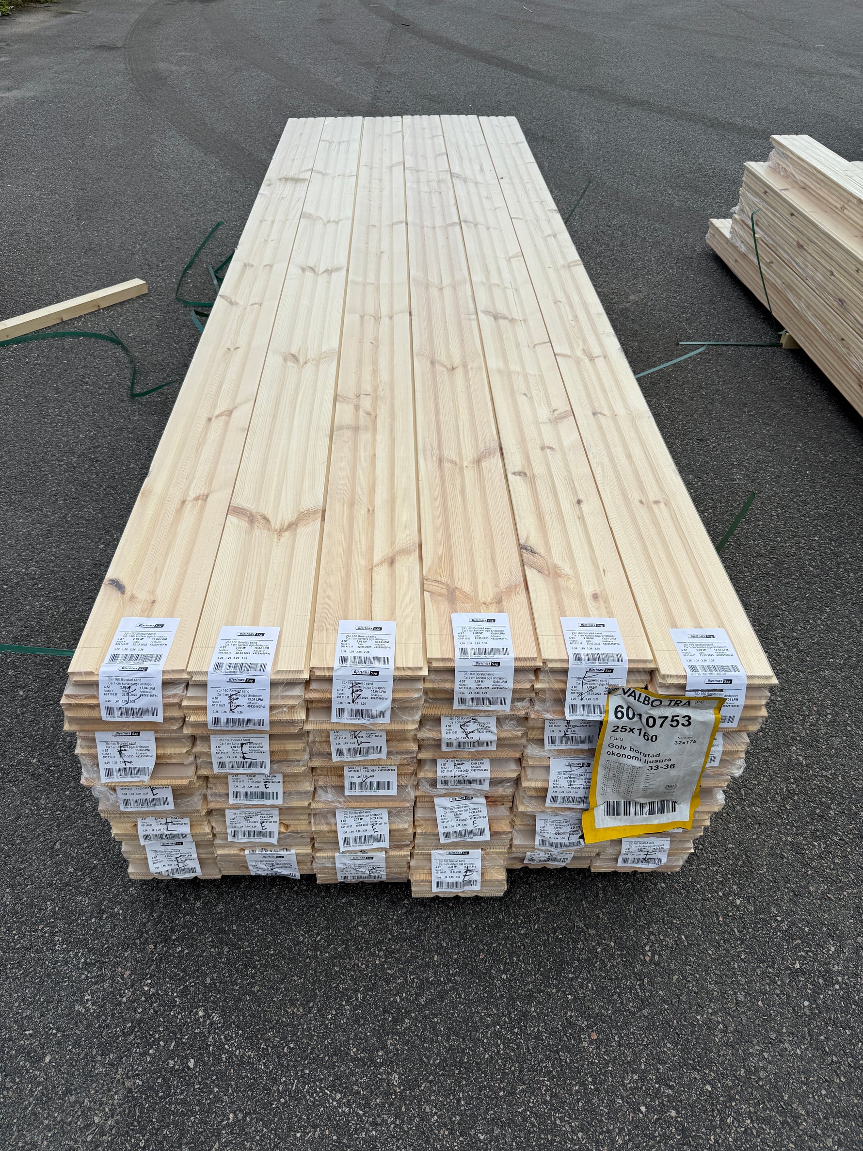 Parti Massivt Furugolv Borstad Ljusgrå Ekonomi 25x160 mm – ca 64,32 m²