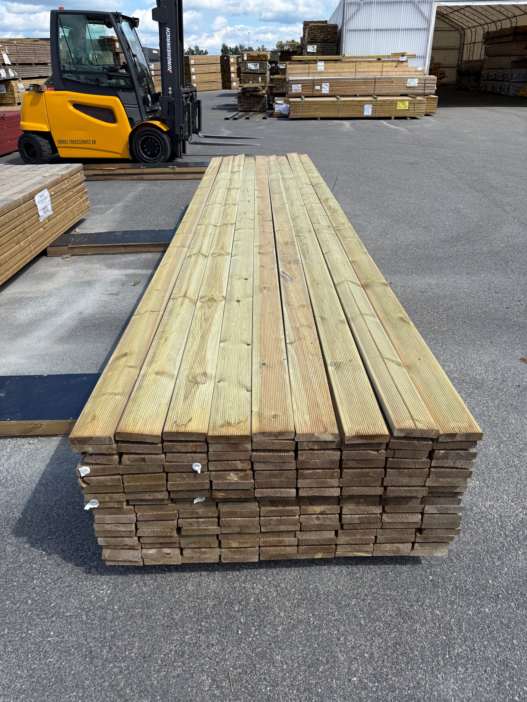 Paket Tryckimpregnerad Rillad Trall 28x120mm, 144st 5.10m- Väderbitet