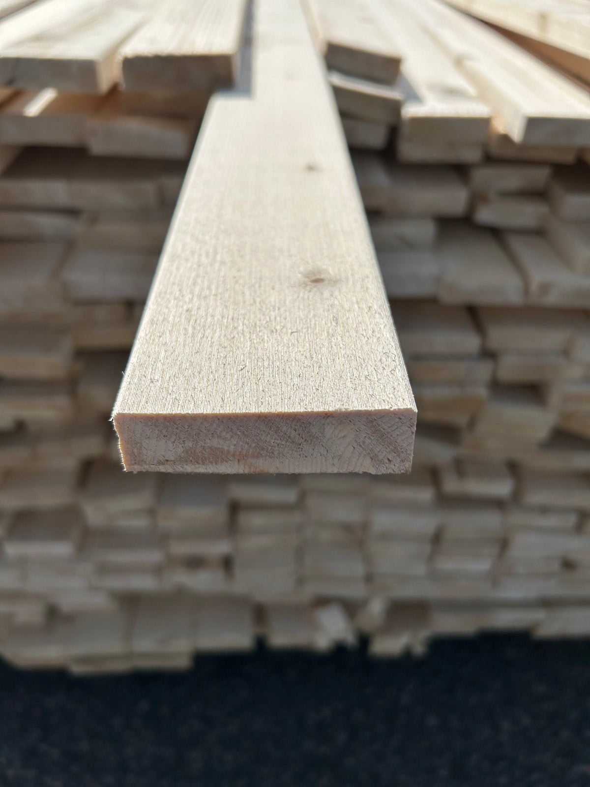 Parti Finsågade Brädor 22x70 mm – 3,60–4,80 m (Andra sortering)