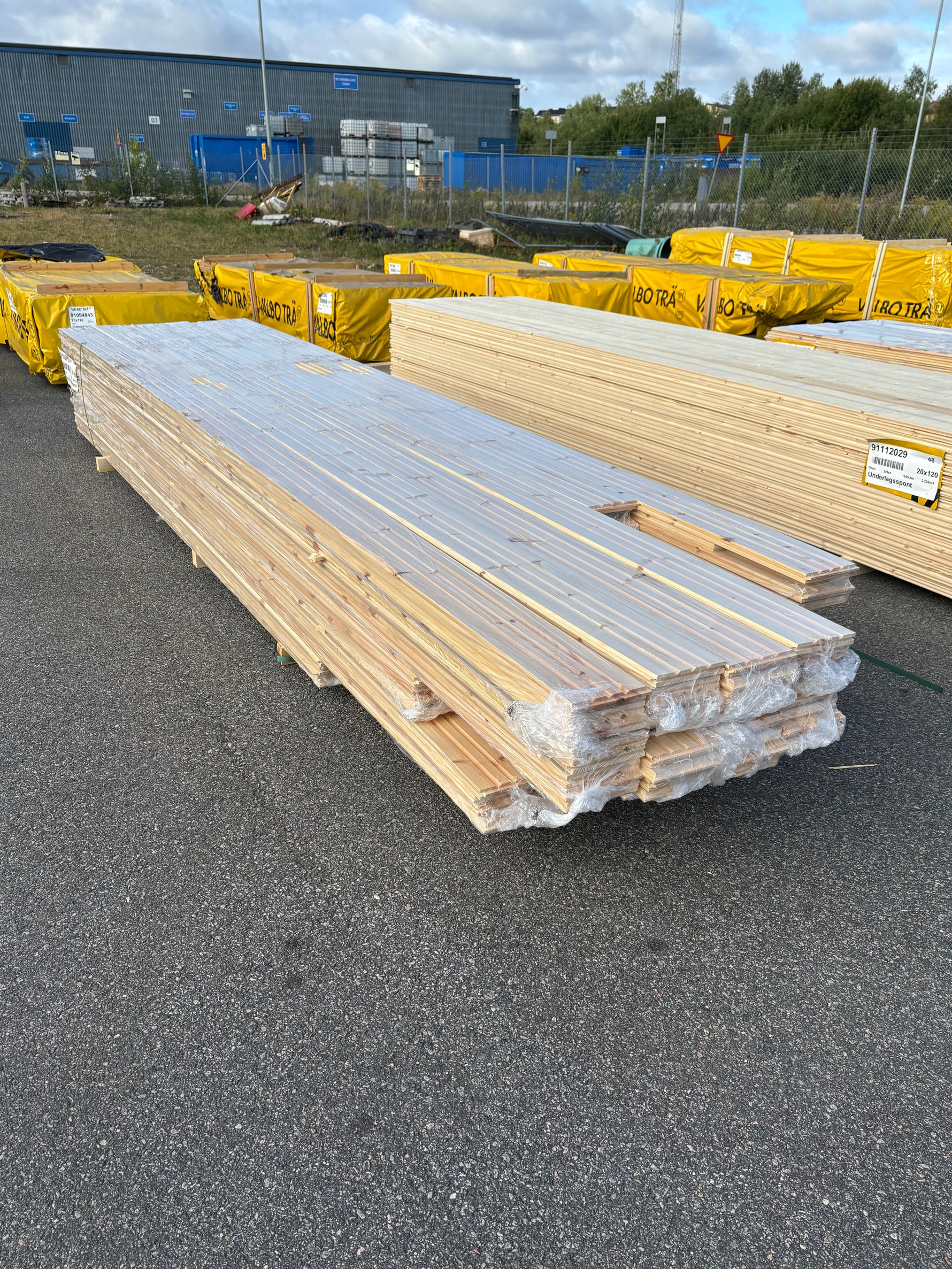 Parti Massivt Furugolv Borstad Ljusgrå Ekonomi 25x160 mm – ca 79,87 m²