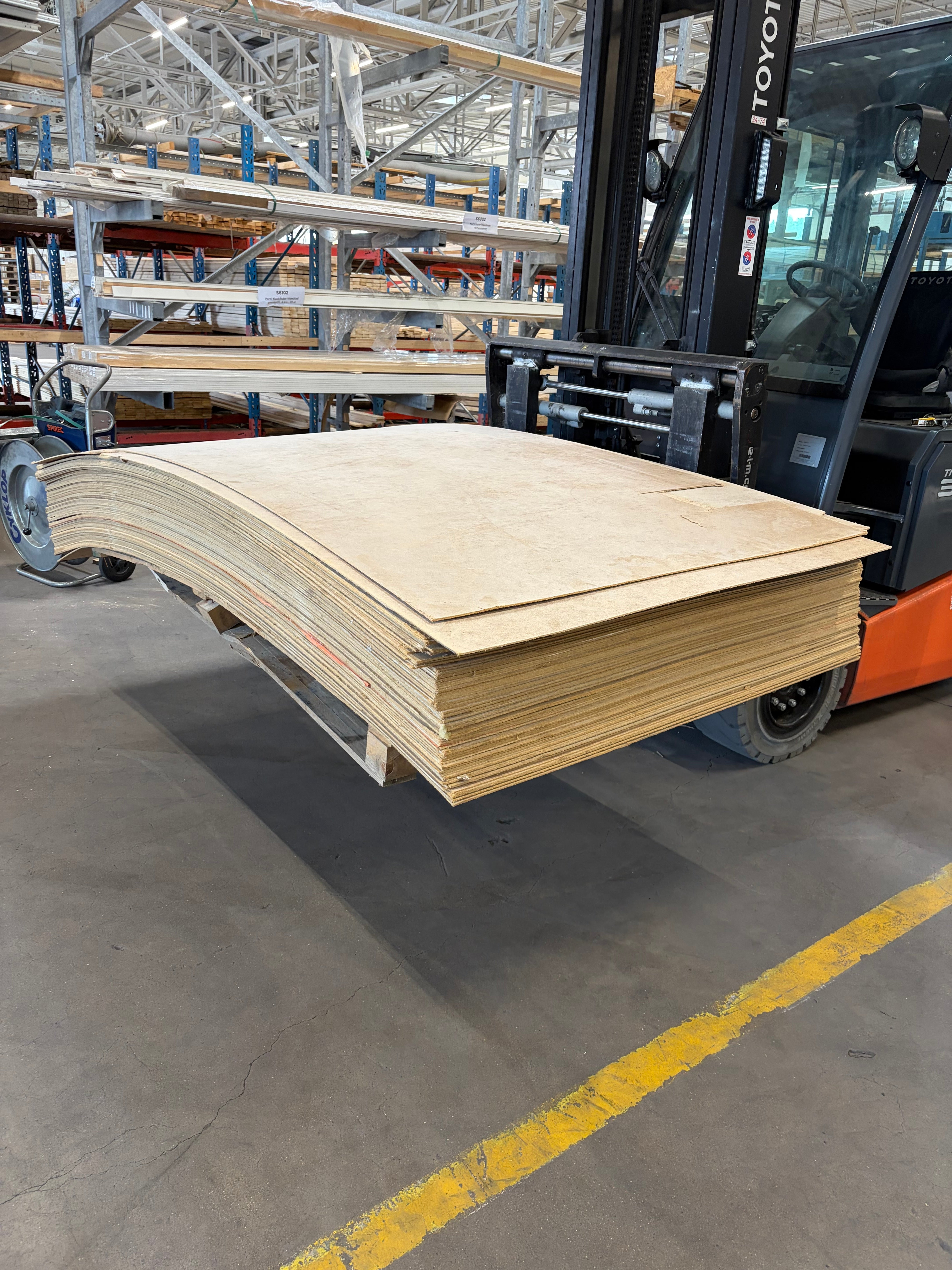 Parti Begagnad Masonit 244x122 cm – ca 90 st