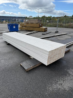 Finsågade Brädor 22x145mm 4,50m – Grundmålade (Säljs per styck)