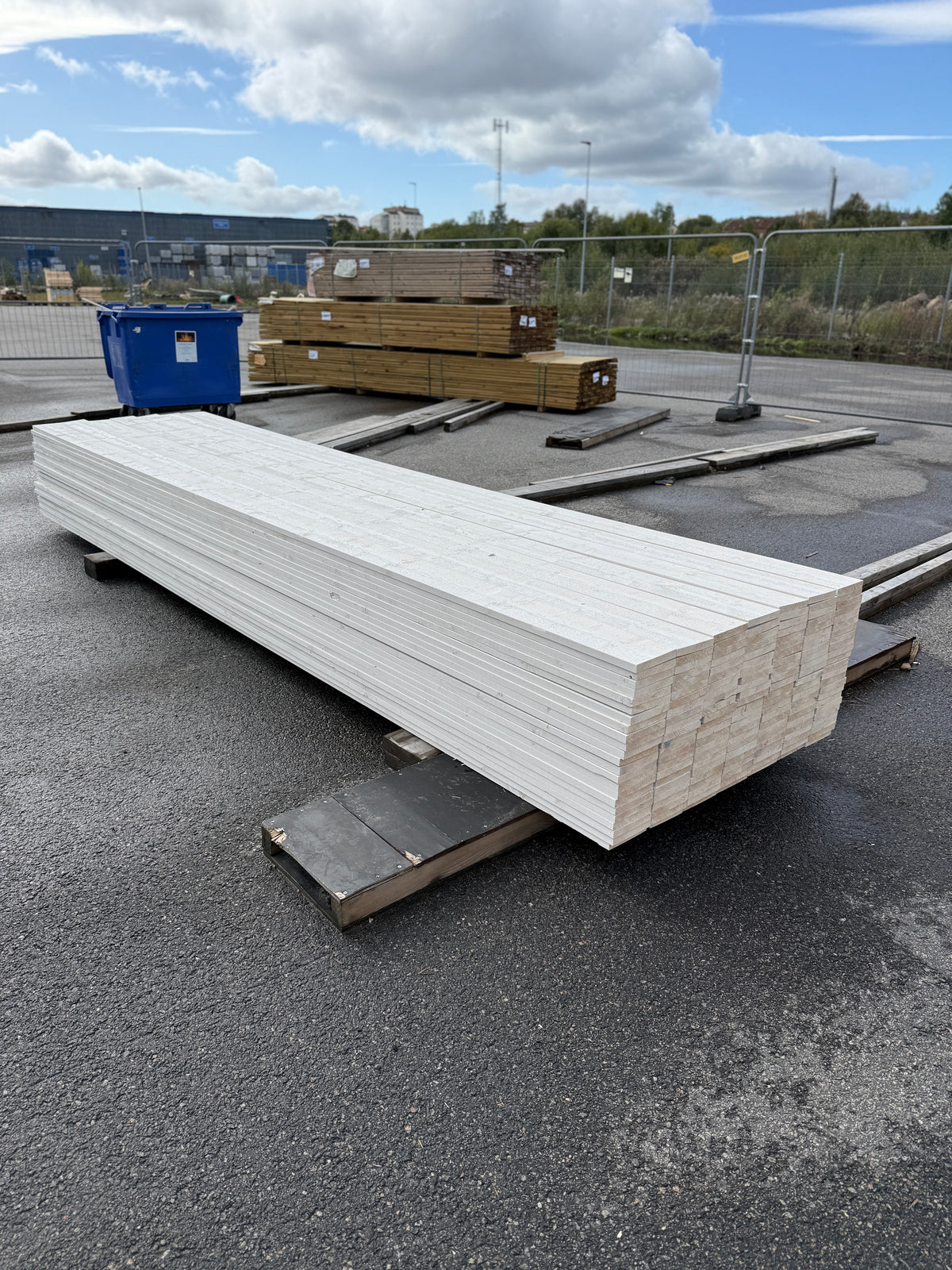 Finsågade Brädor 22x145mm 4,50m – Grundmålade (Säljs per styck)