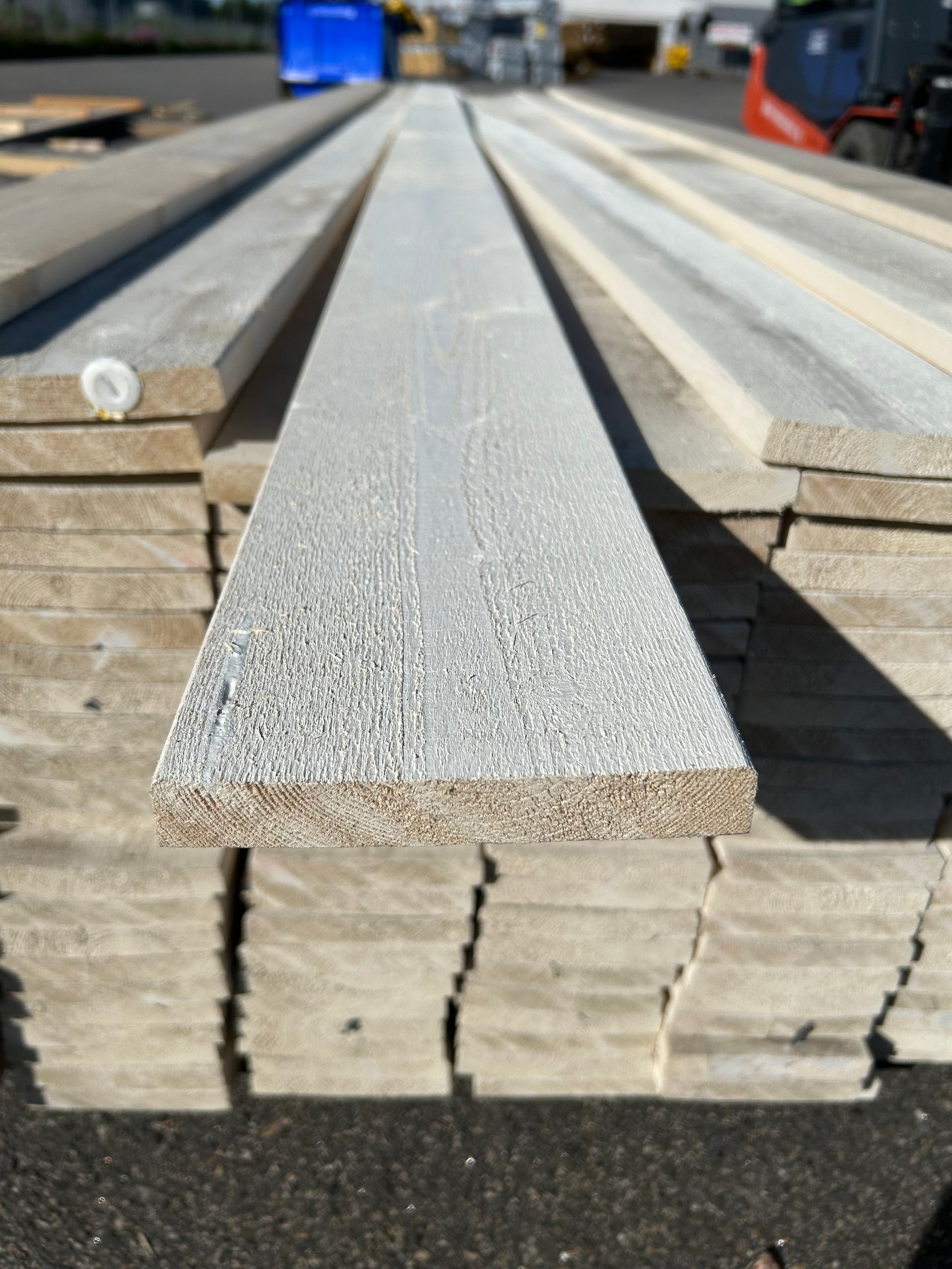 Paket Finsågade Brädor 22x145mm, 155st (4.20-4.80m) Grundmålade