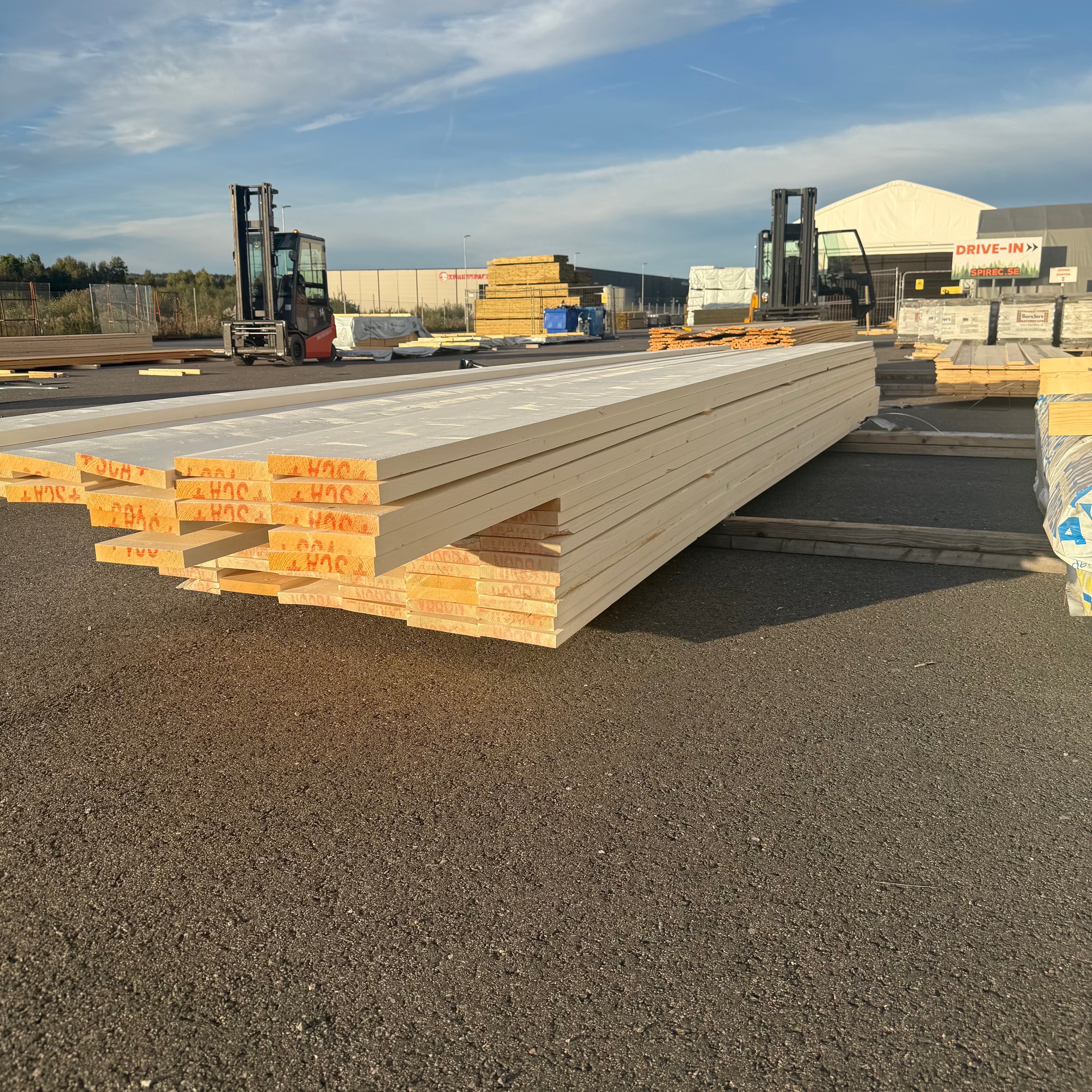 Paket Hyvlad Panel 28x170mm Vit – 90 st (4,8–5,4 m, gran, grundmålad)