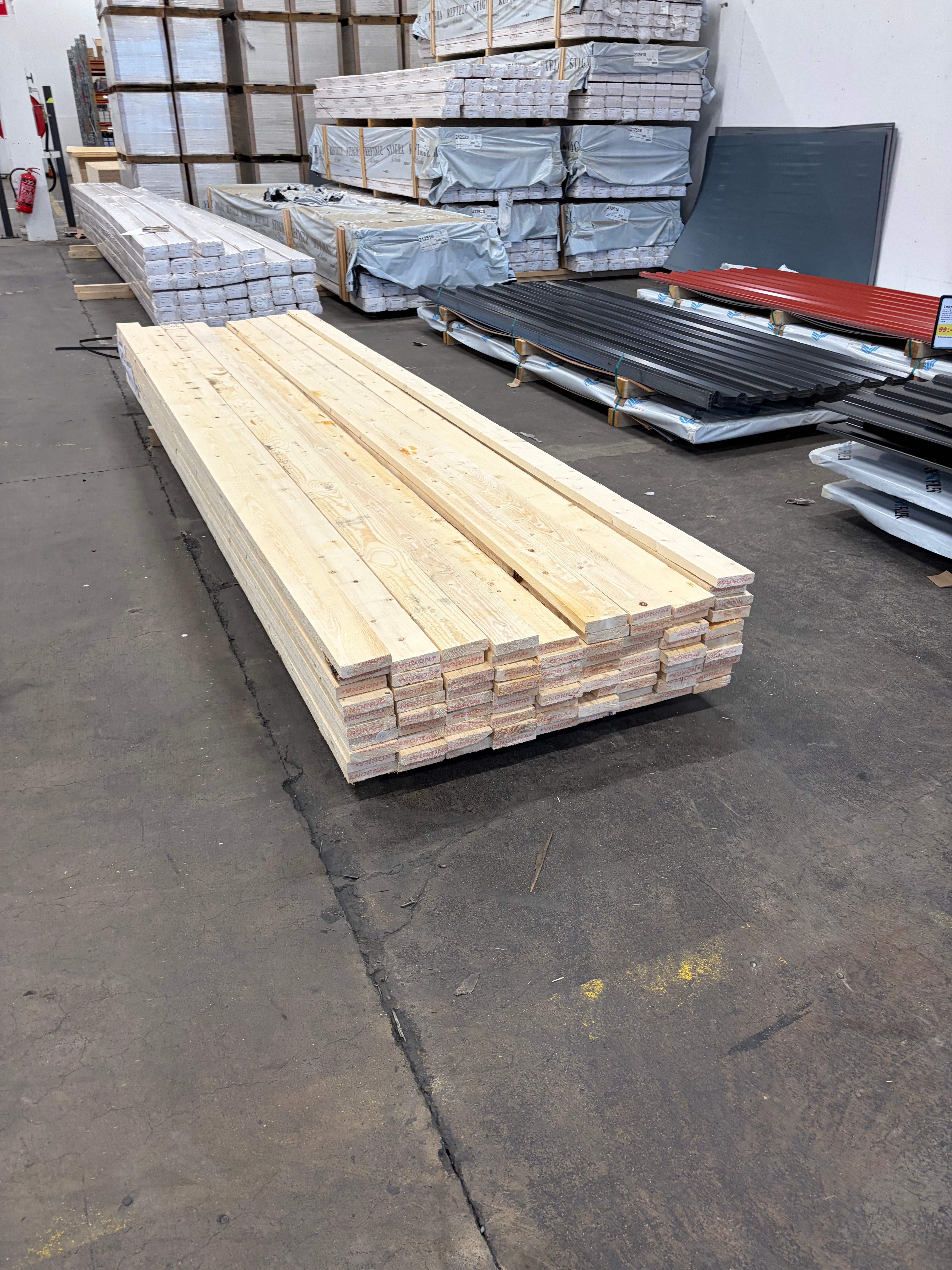 Paket Brädor Råsågade 25x100mm – 82st (3,60 m, Gran, Vankant/Bark)