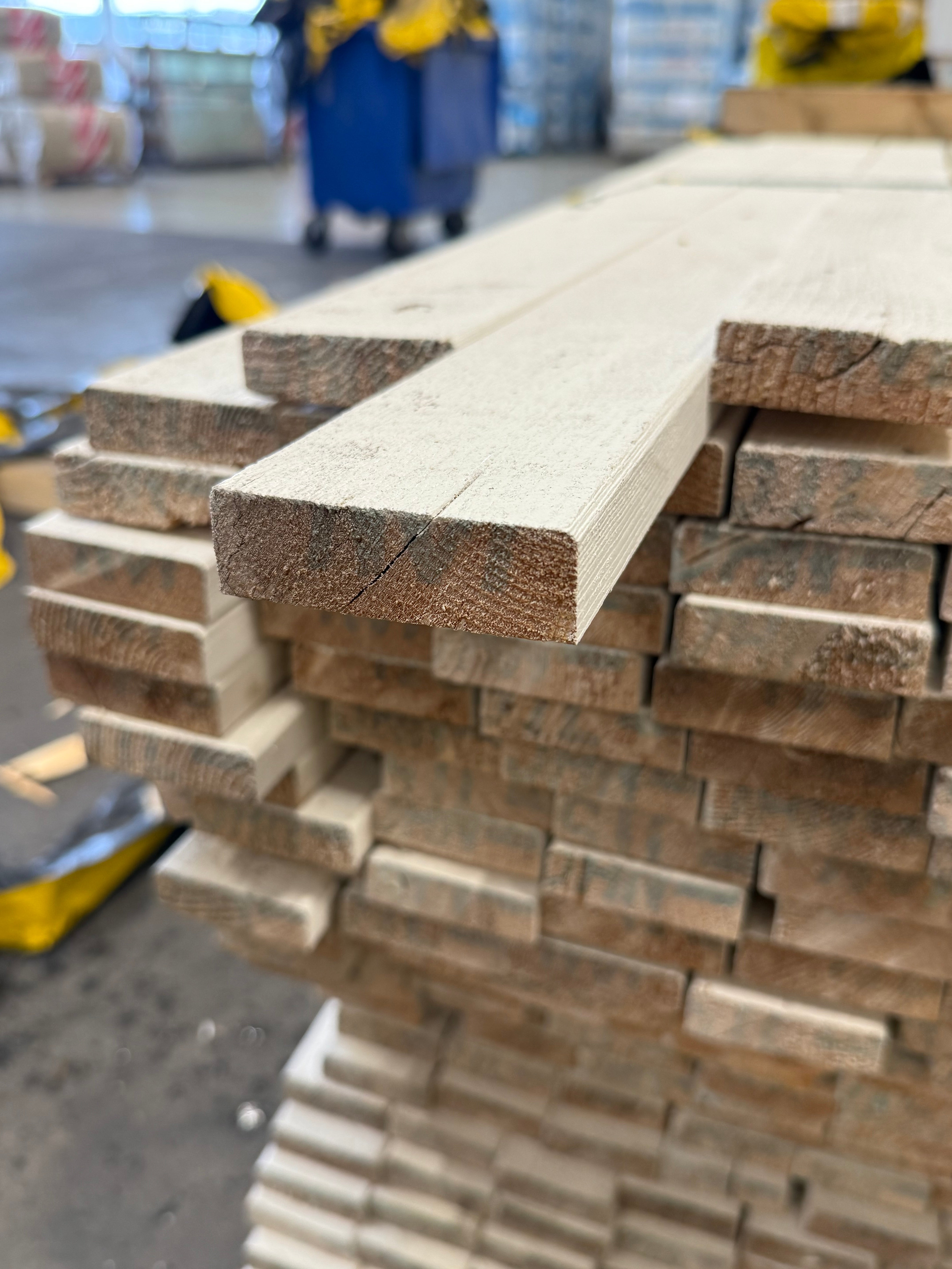 Finsågad Bräda 22x70mm - Vitmålad Gran (Grund + Mellanstruken)