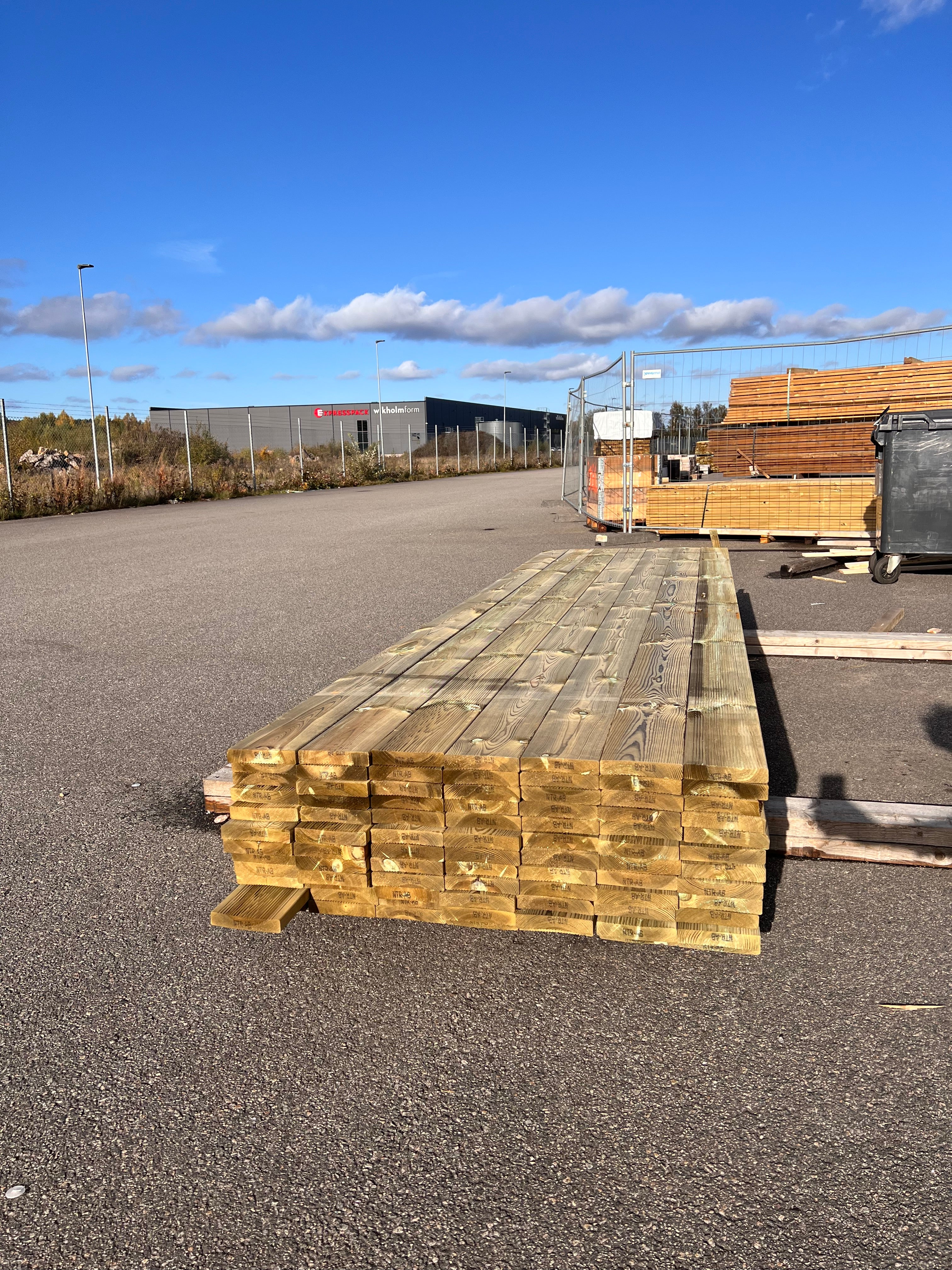 Tryckimpregnerad Rillad Trall 28x145 – 84 st (B-sortering)