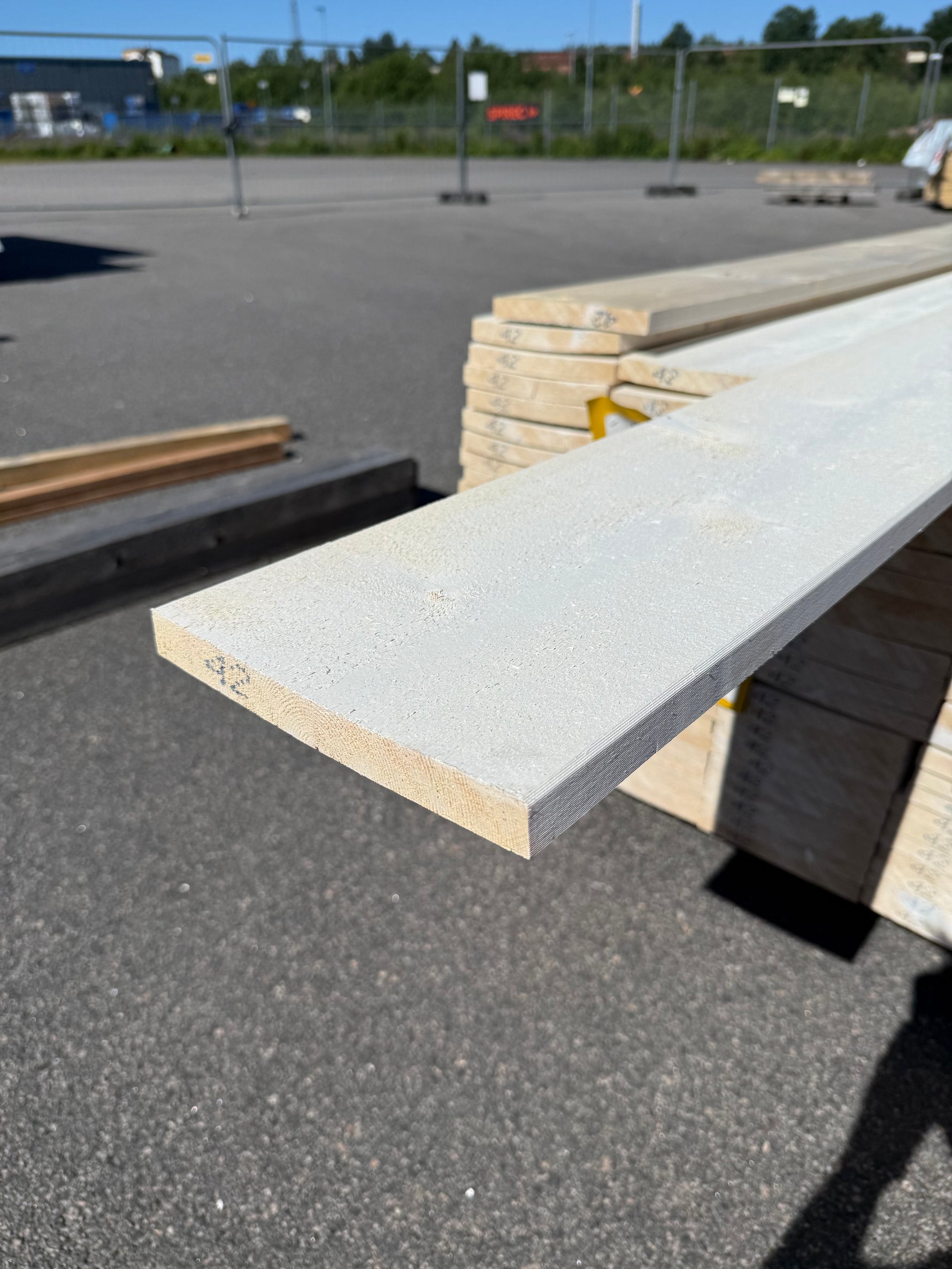 Paket Finsågade Brädor 22x195mm 4.20m 121st Grundmålad