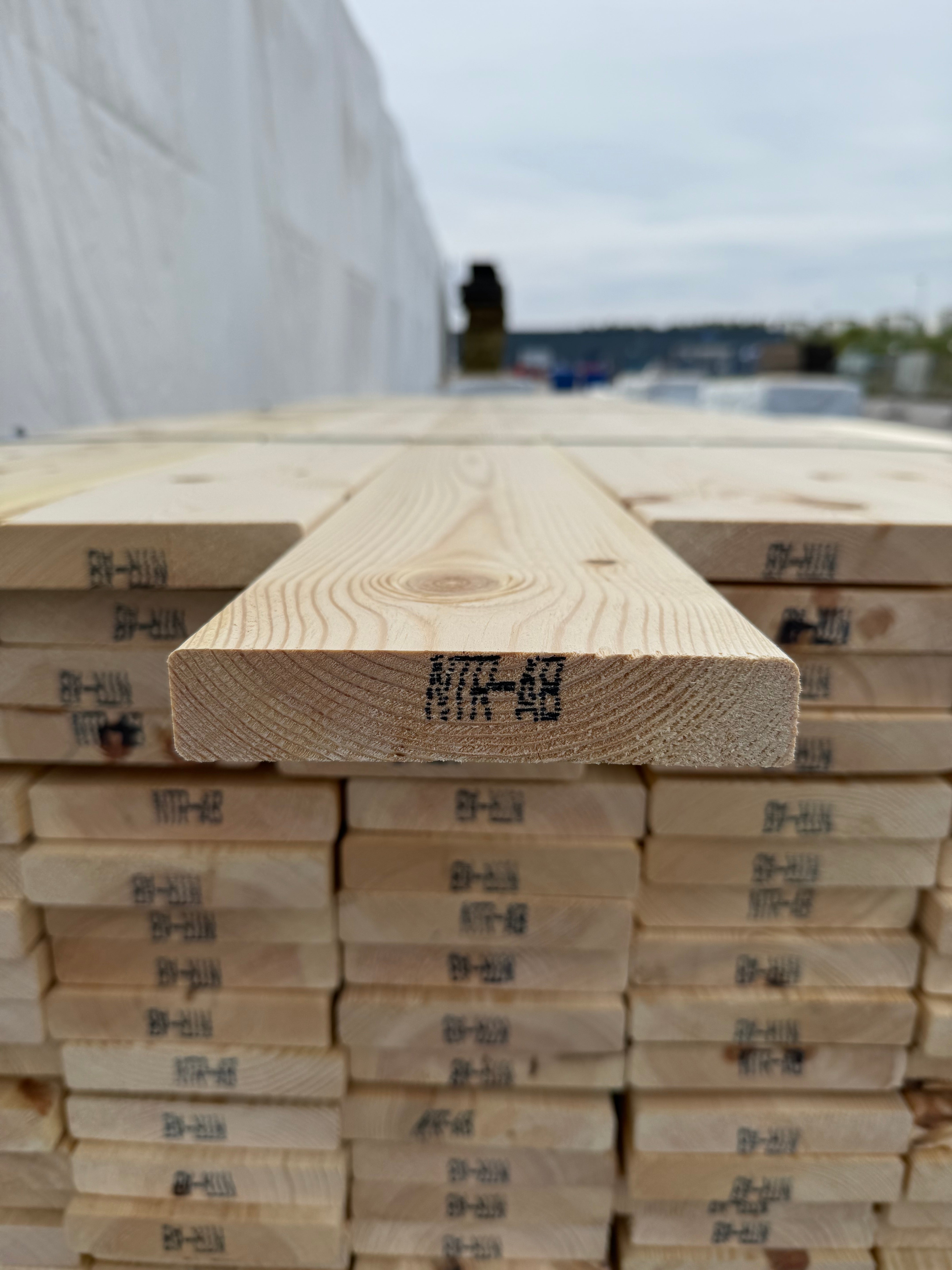 Hyvlad 27x145mm – Obehandlad Furu (Andrasortering)
