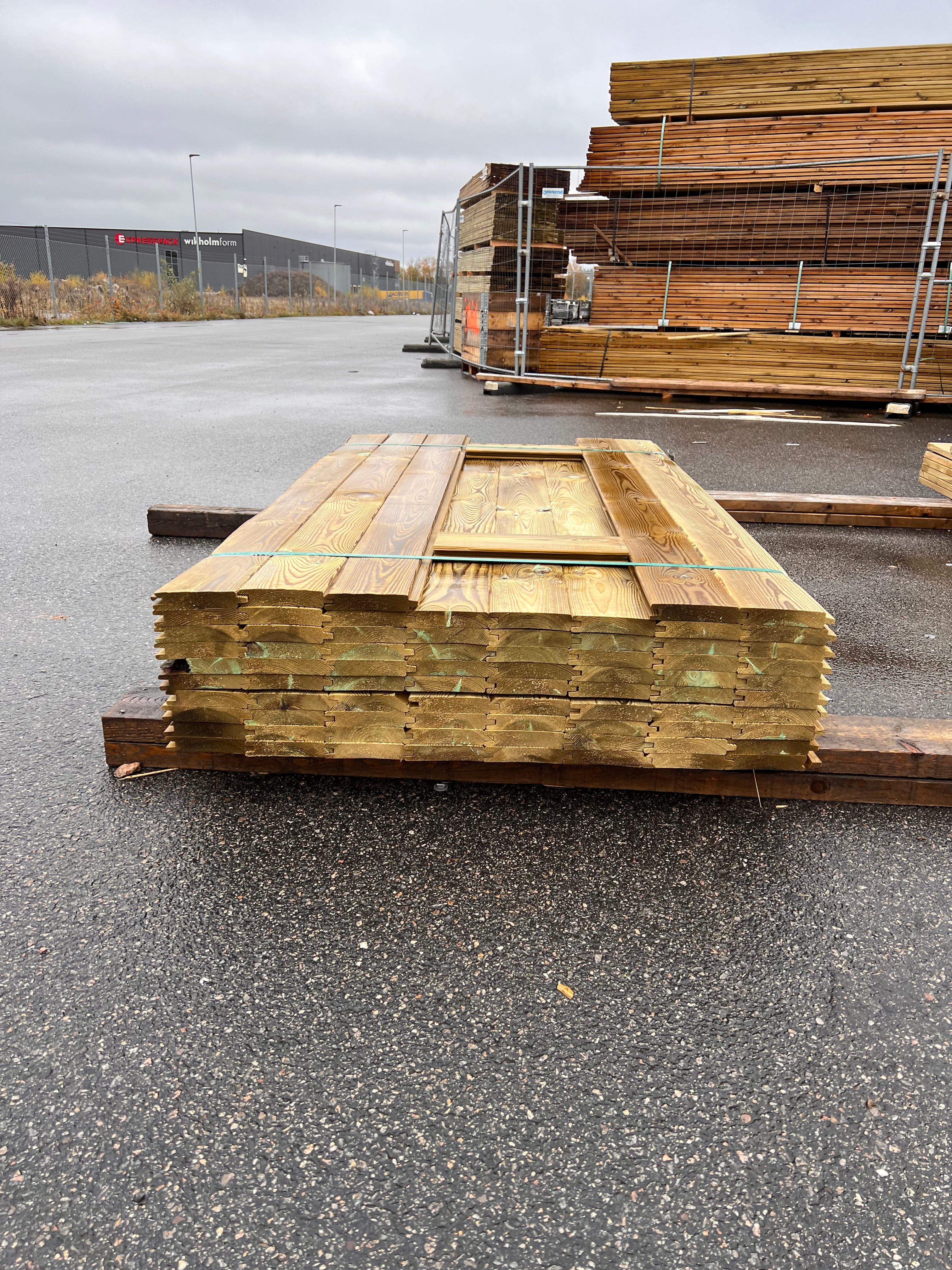 Paket Spontad Panel Hyvlad 28x145mm – 77 st (2,0 m, Tryckimpregnerad, B-sort)