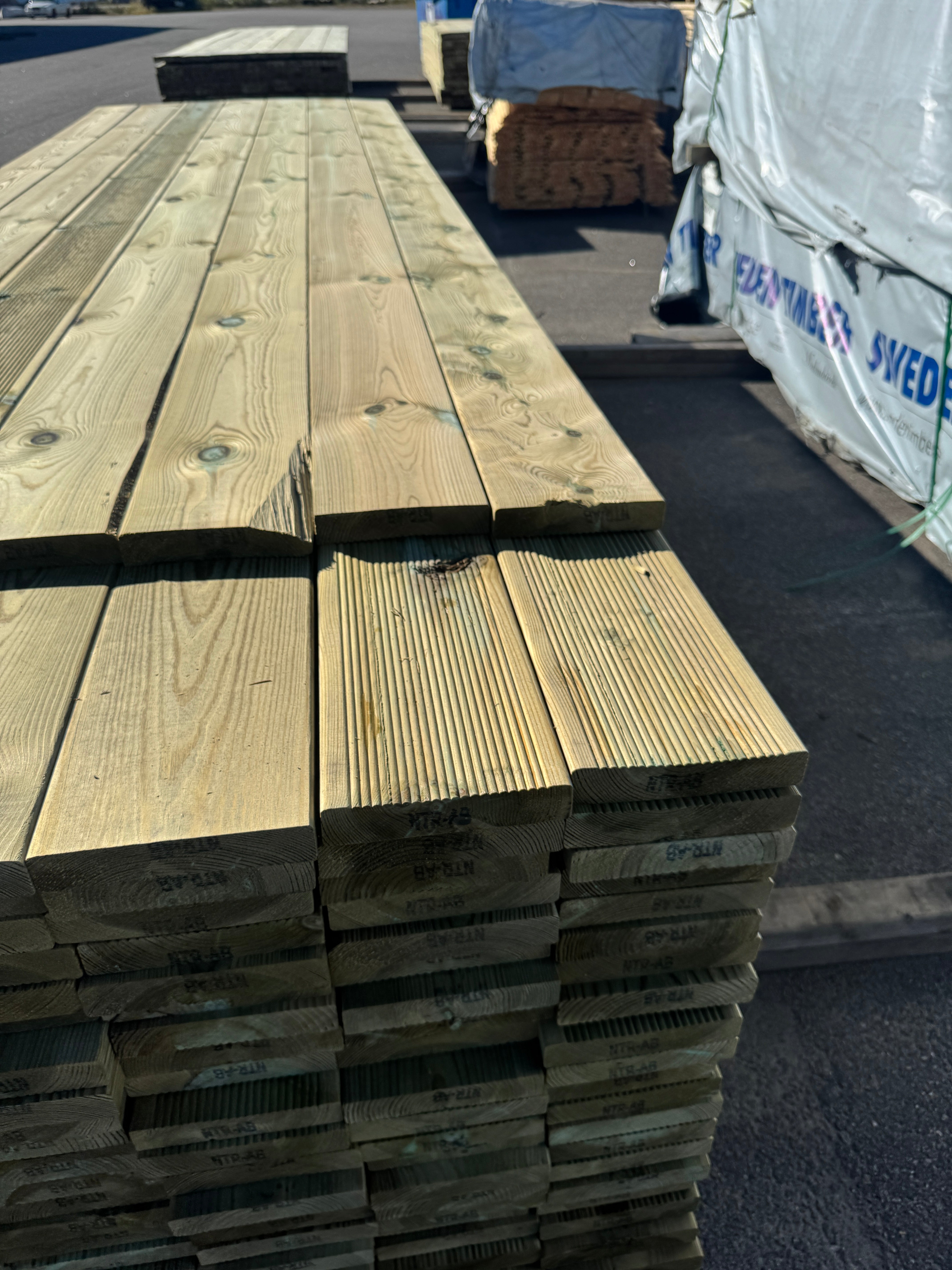Paket Rillad Trall 28x145mm – 168 st (3,30–3,60 m, furu, NTR AB, B-sort)