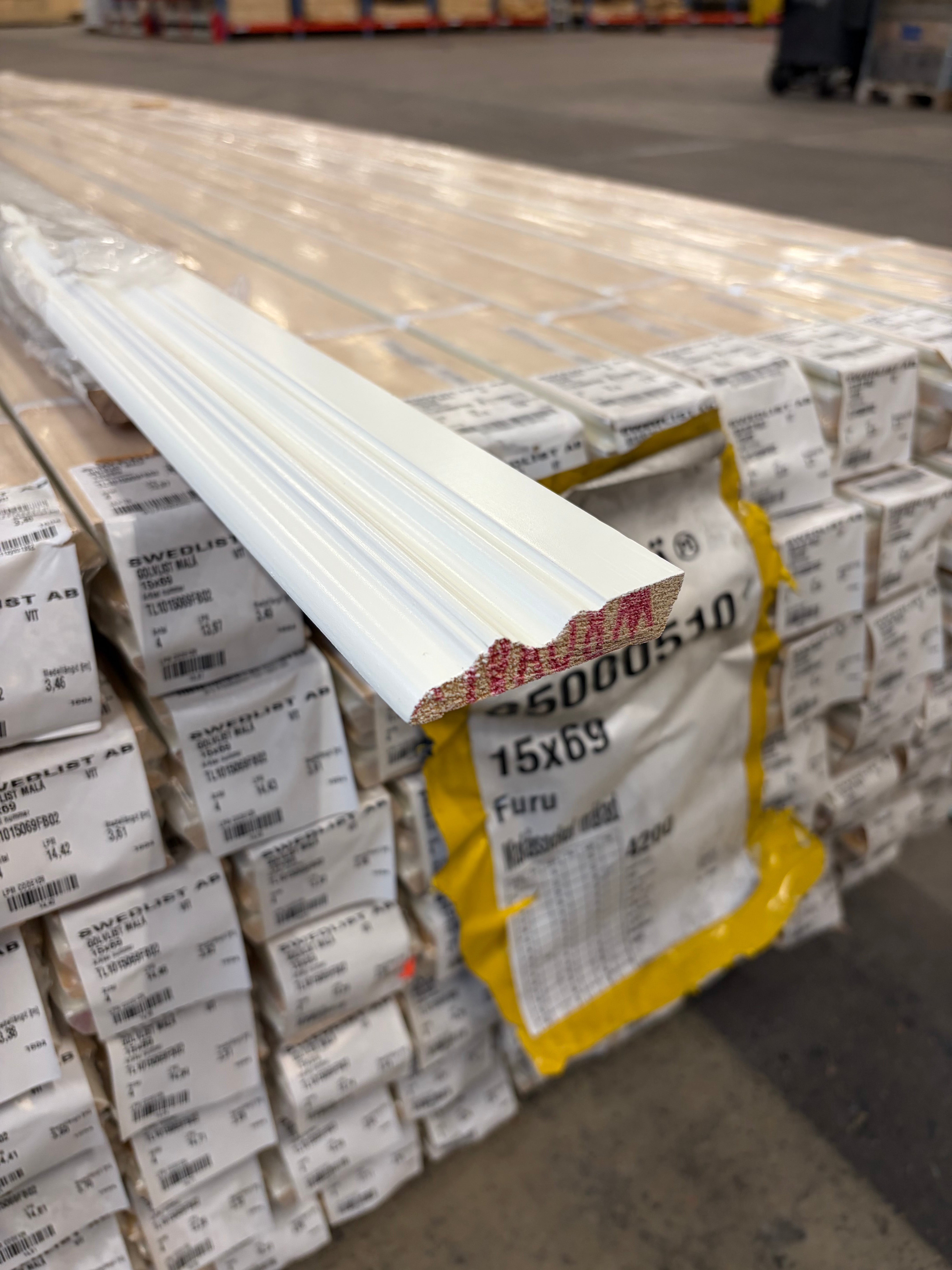 Malåsockel 15×69 – Vitmålad (Fallande längder)