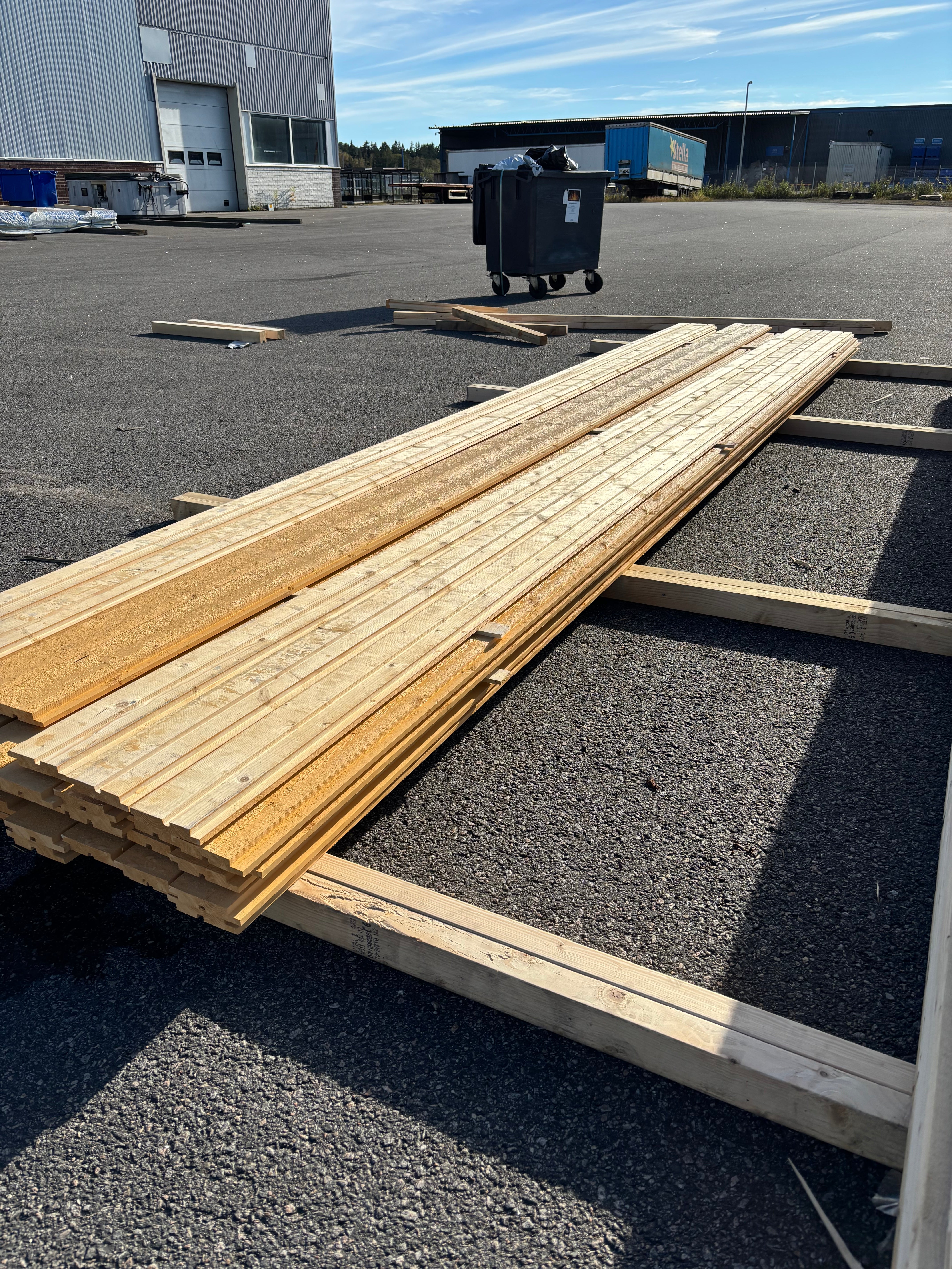 Paket Hakfalspanel 21x120mm – 52 st 5,40 m (grundmålad + mellanstruken gul)