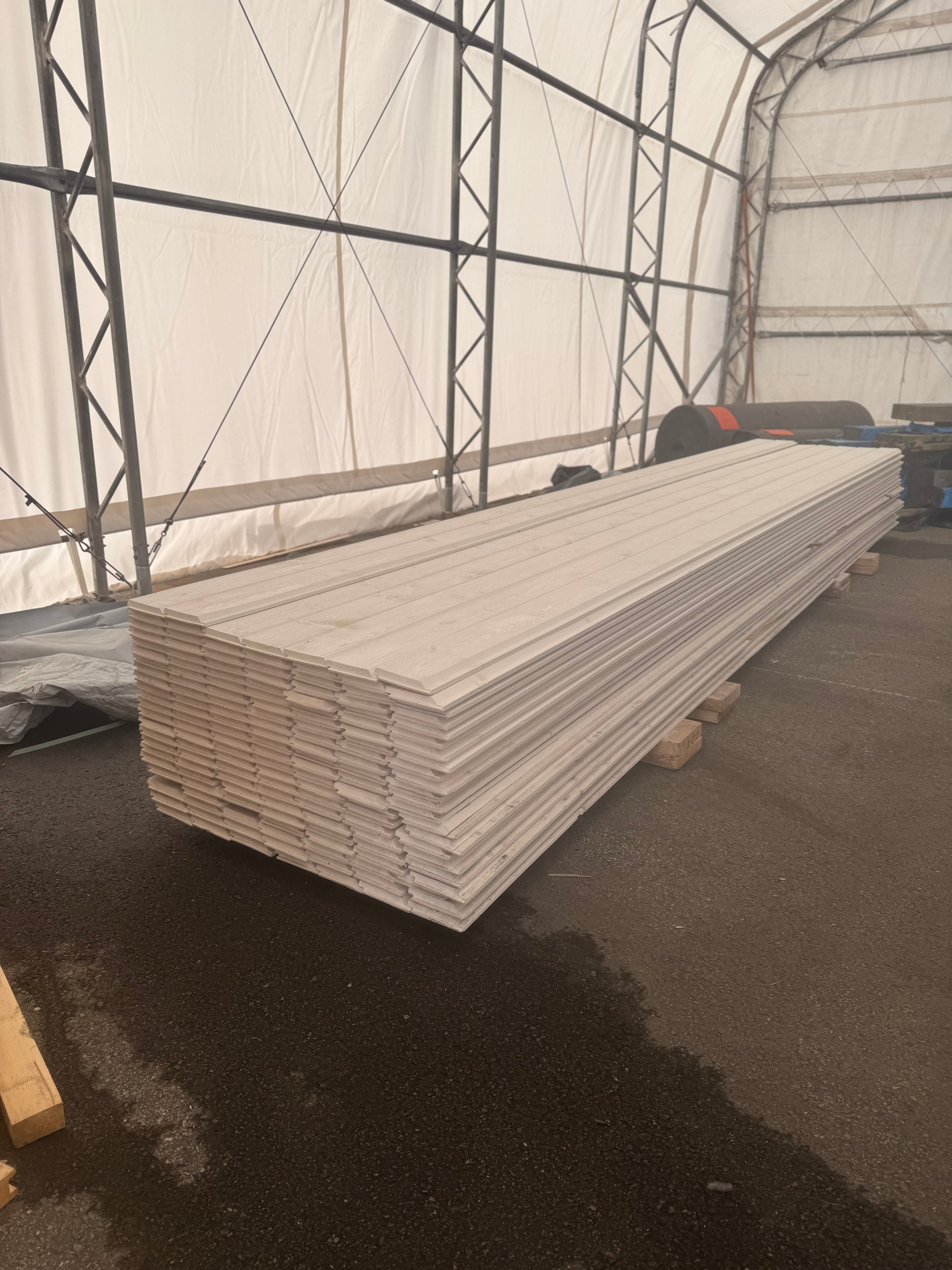 Paket Falsad Enkelfas 21x145 mm – 5,40 m – 156 st – Vit Grund + Mellanstruken (Alkydoljefärg)