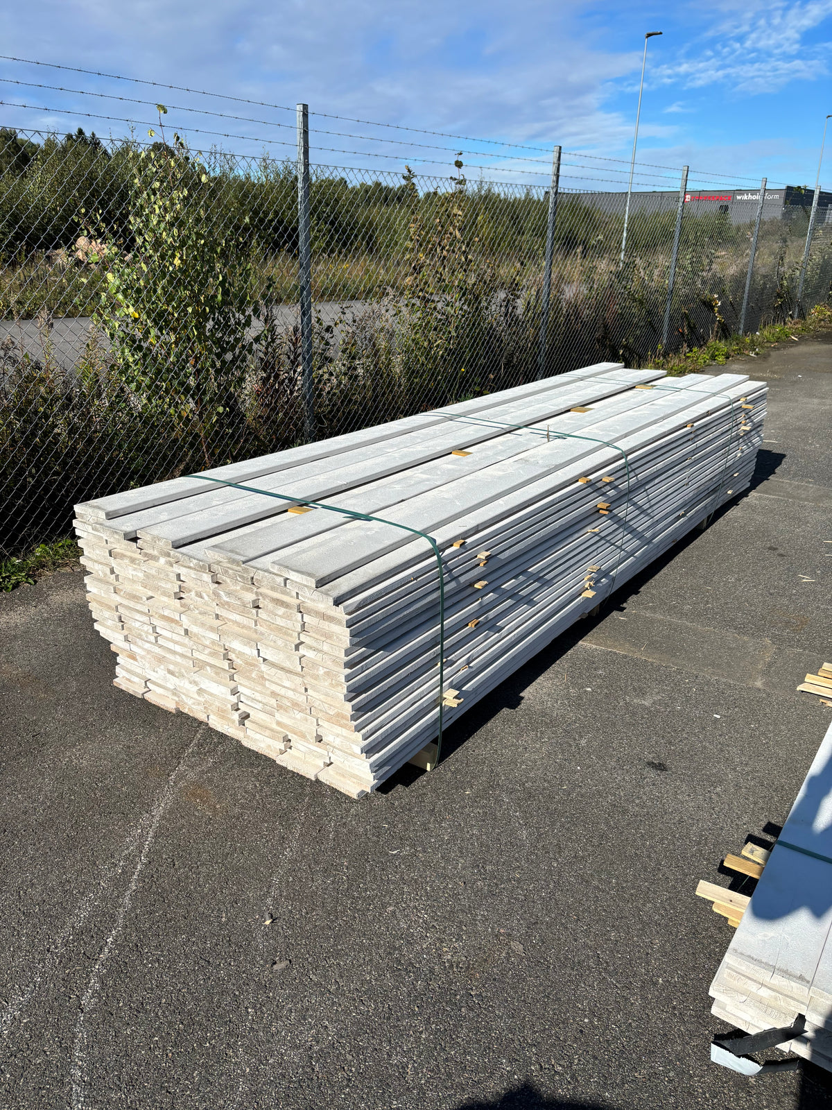 Paket Finsågade Brädor 22x145mm 3,90m 148st Grundmålade
