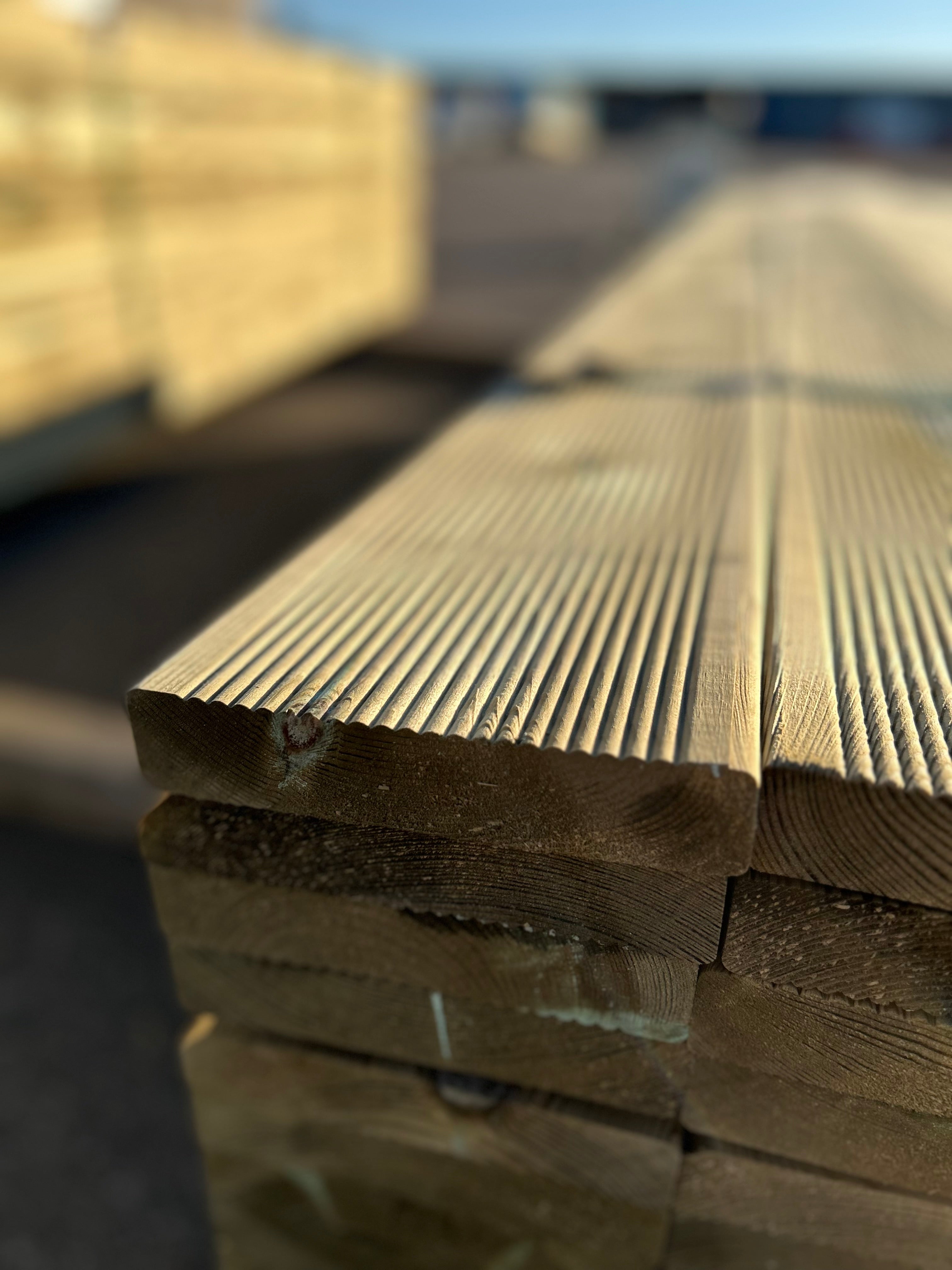 Paket Rillad Trall 28x145mm – 98 st (3,00 m, furu, NTR AB, B-sort)