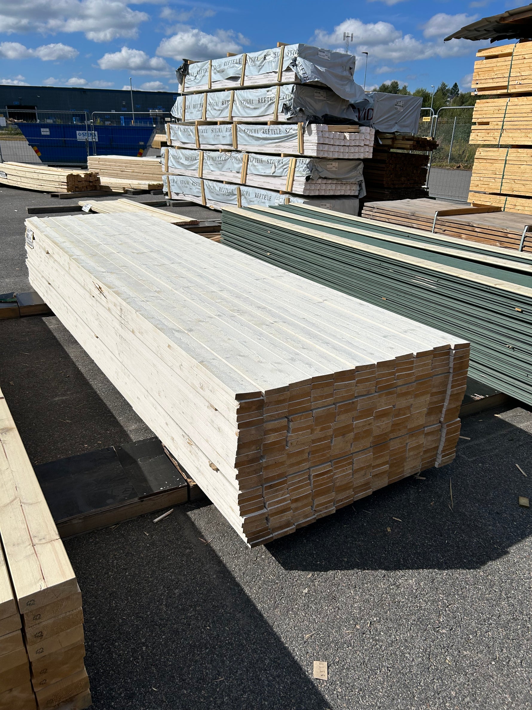 Paket Finsågade Brädor 22×95 mm 3,90 m 275 st Grundmålade