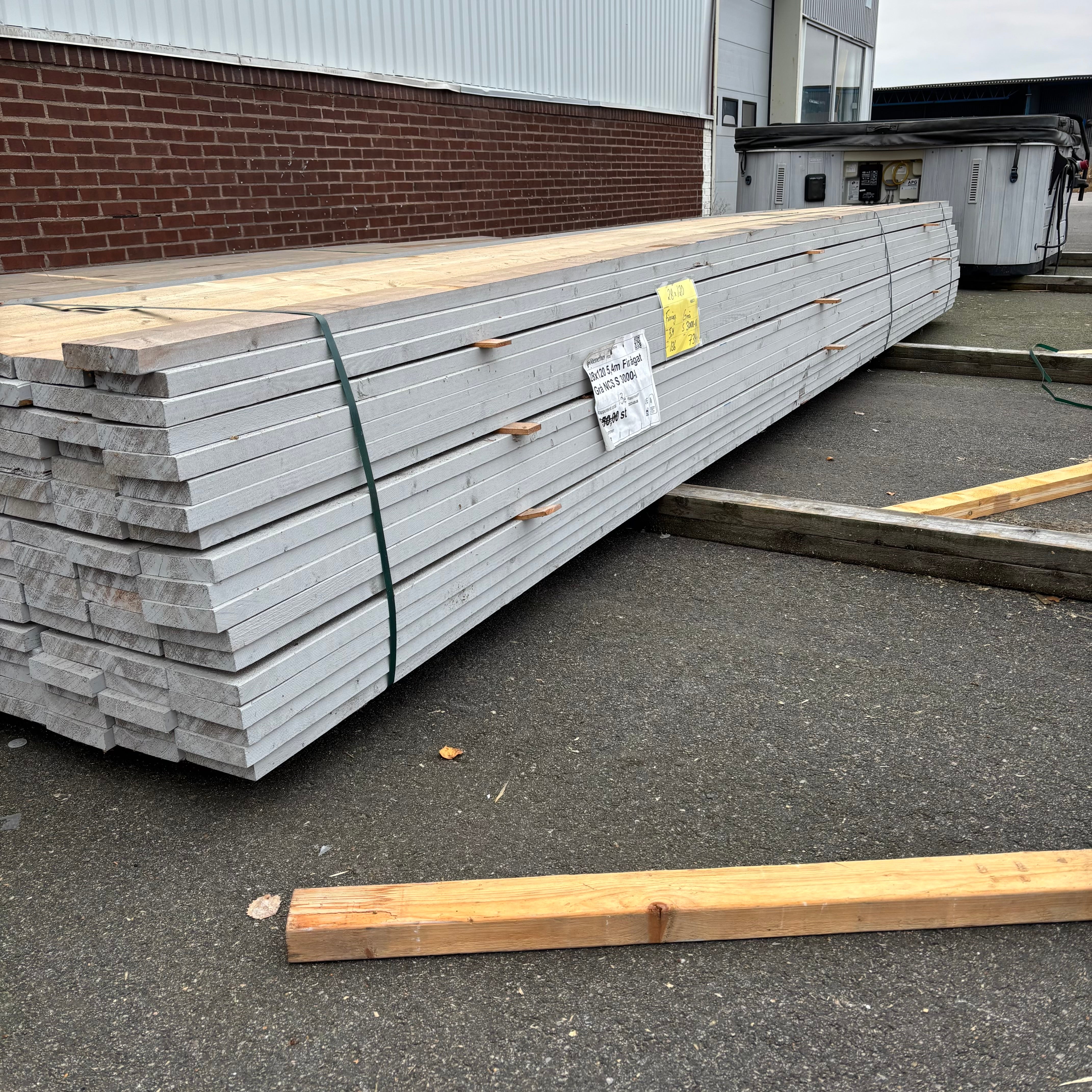 Paket Ytterpanel Finsågad 28x120mm – 136 st (5,40 m, Grå NCS S3000-N)