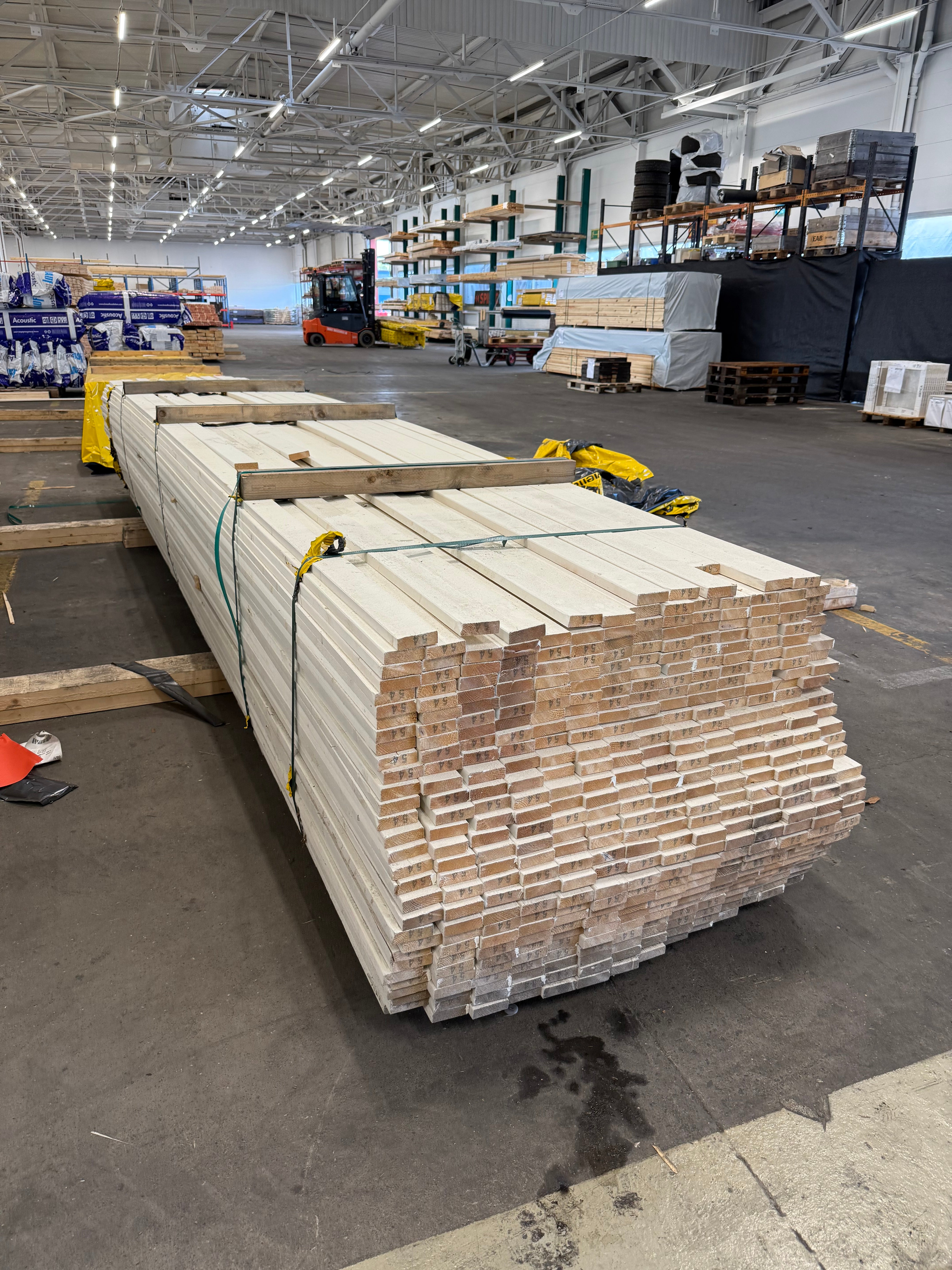 Finsågad Bräda 22x70mm - Vitmålad Gran (Grund + Mellanstruken)