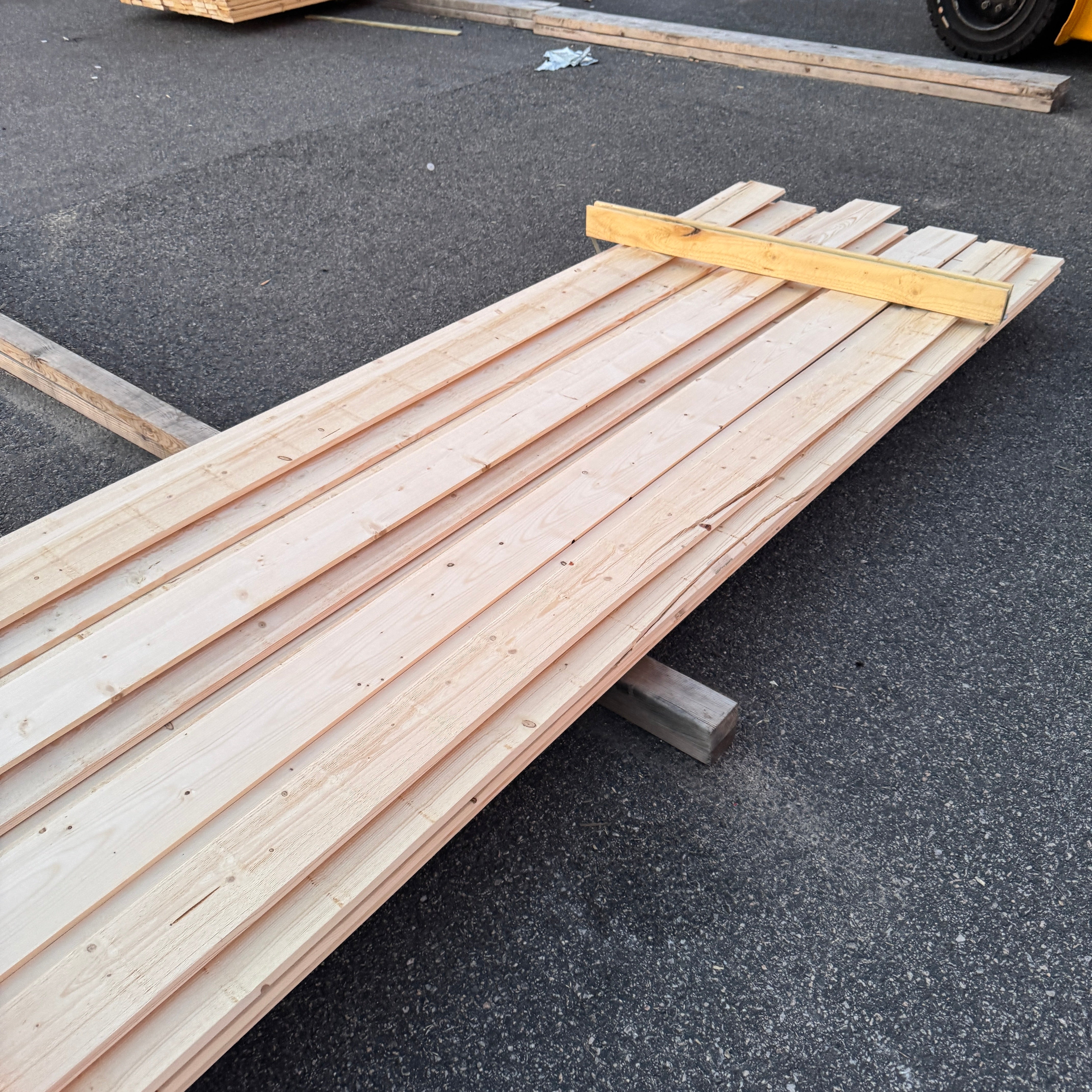 Paket Ytterpanel 22x145mm Falsad Spårpanel – 32 st 5,40 m (revor, obehandlad)