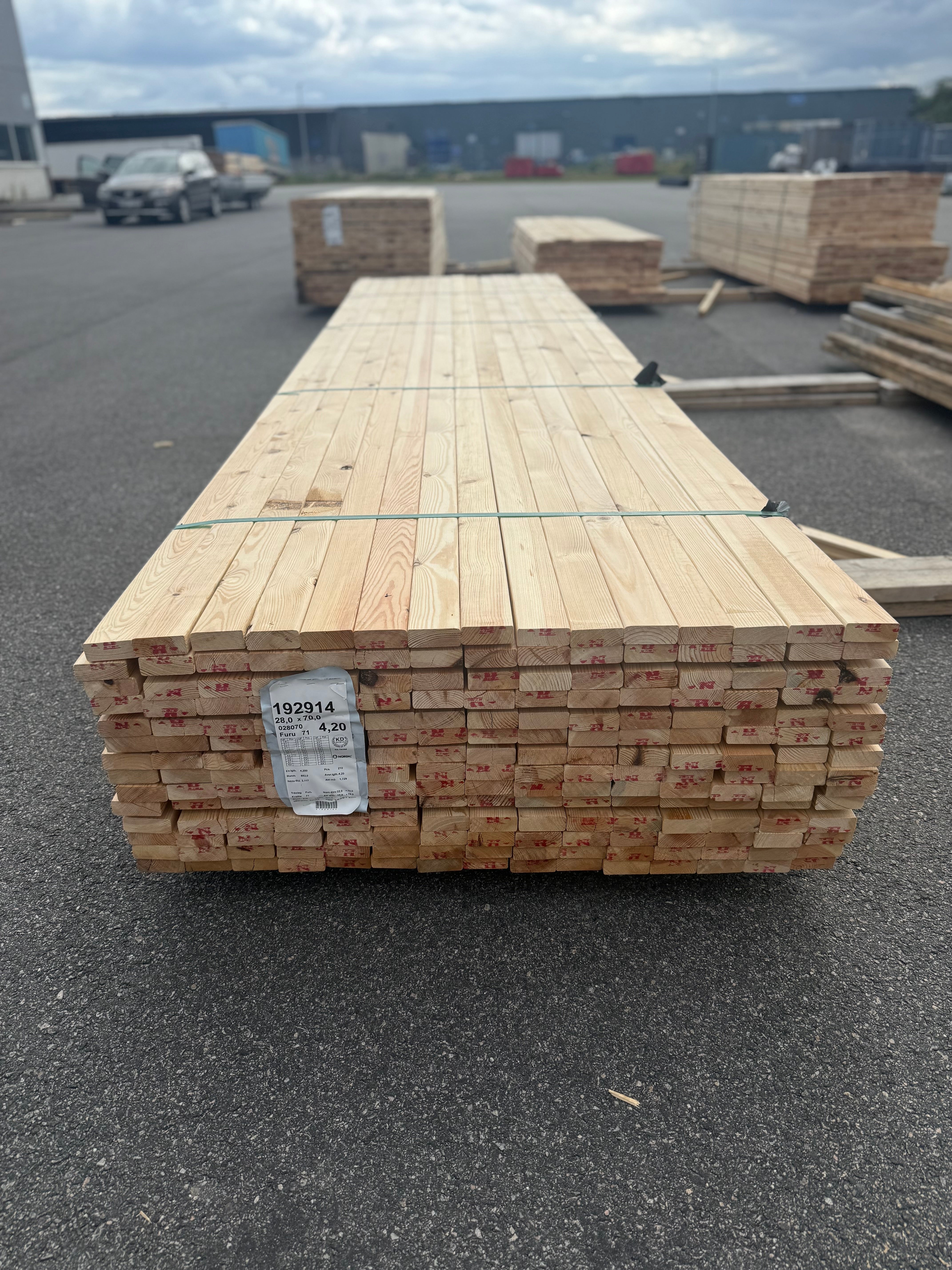 Paket 28x70mm, 4.20m 210st furu